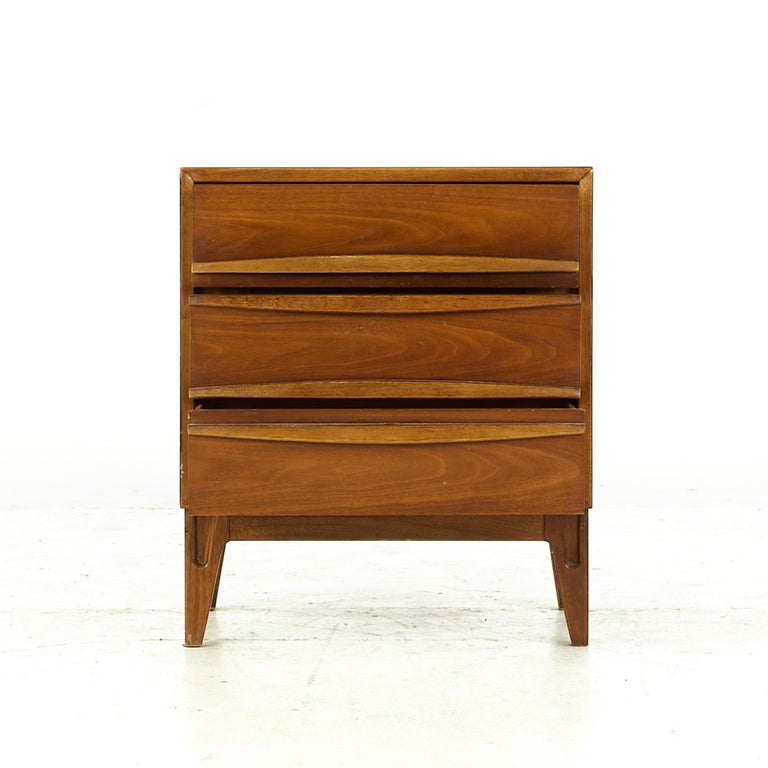Thomasville Brutalist Midcentury Walnut Nightstands, Pair For Sale at