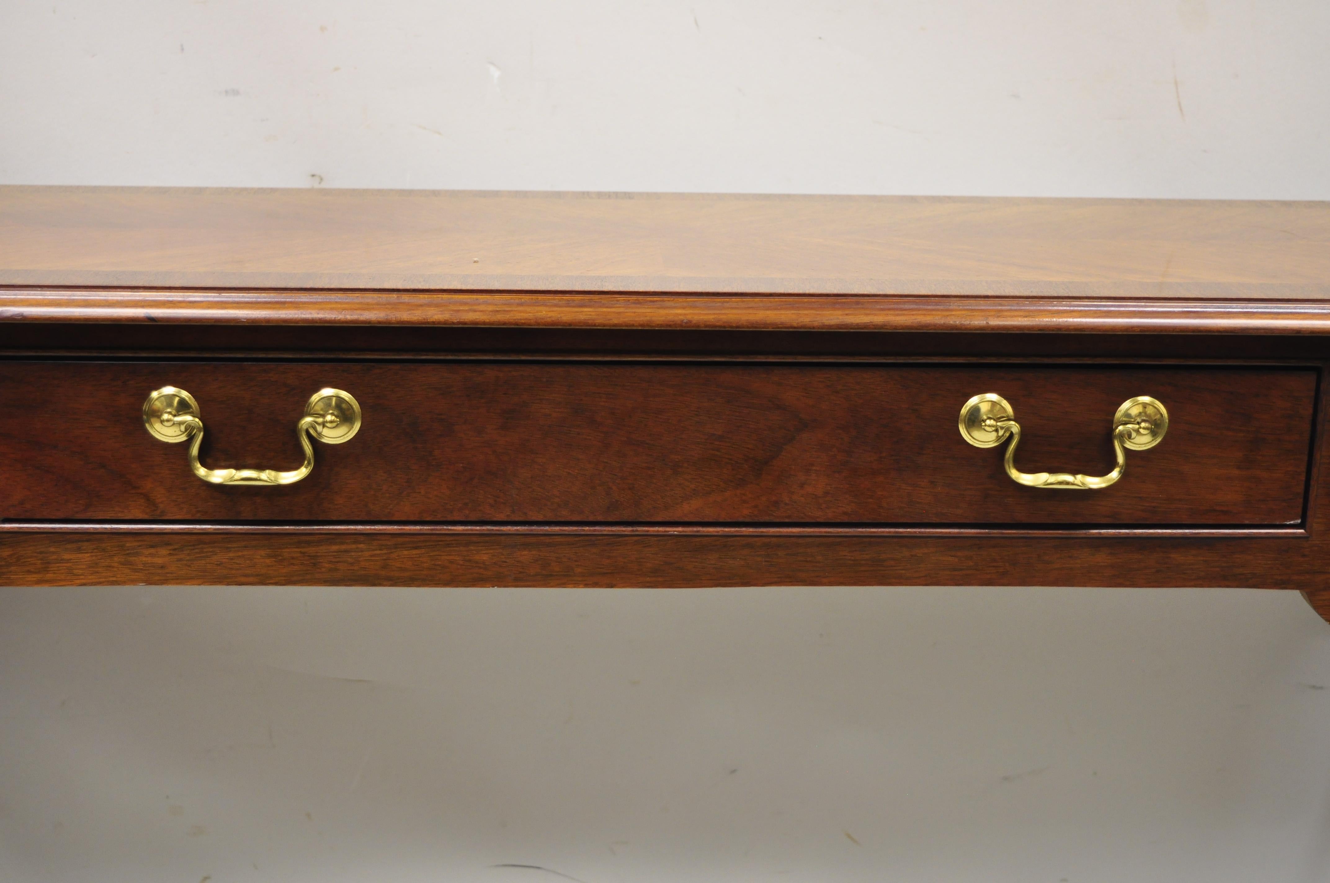 Vintage Thomasville cherry wood queen anne one drawer banded sofa console hall table. Item features finished back, original label, 1 dovetailed drawer, shapely Queen Anne legs, very nice vintage item, quality American craftsmanship, great style and
