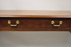 Table d'entrée console Queen Anne à un tiroir en bois de cerisier avec bandes de Thomasville