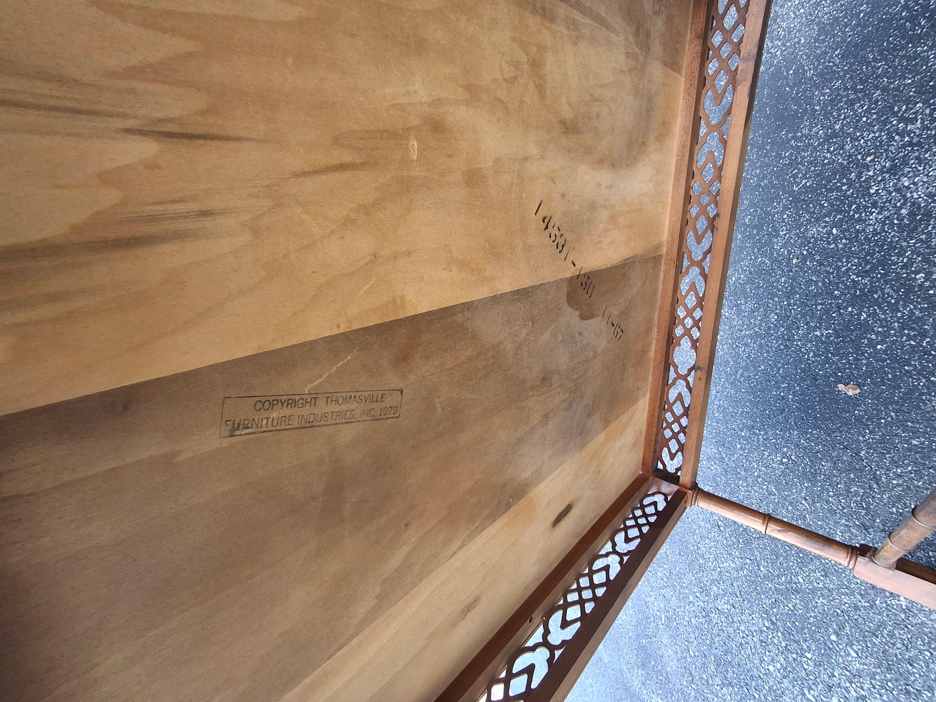 Table basse chinoise Chippendale à bandes croisées en acajou et faux bambou Thomasville en vente 2
