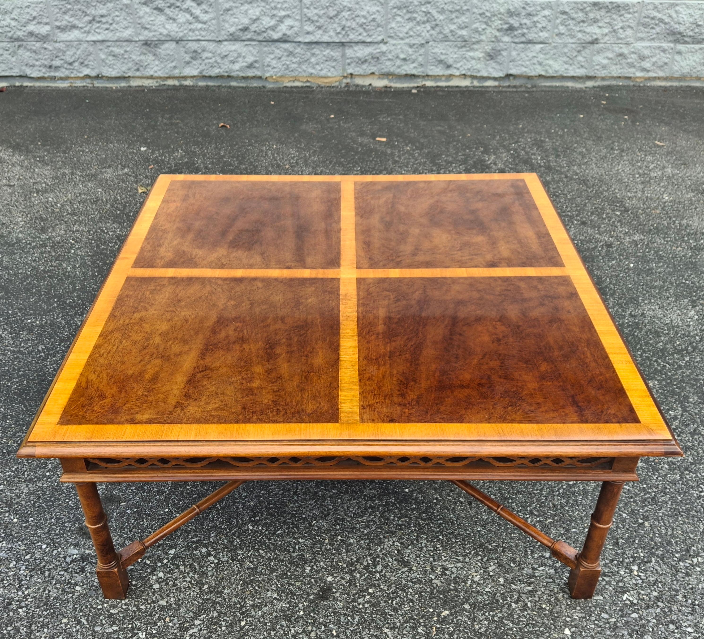 Table basse chinoise Chippendale à bandes croisées en acajou et faux bambou de Thomasville. Mesure 38
