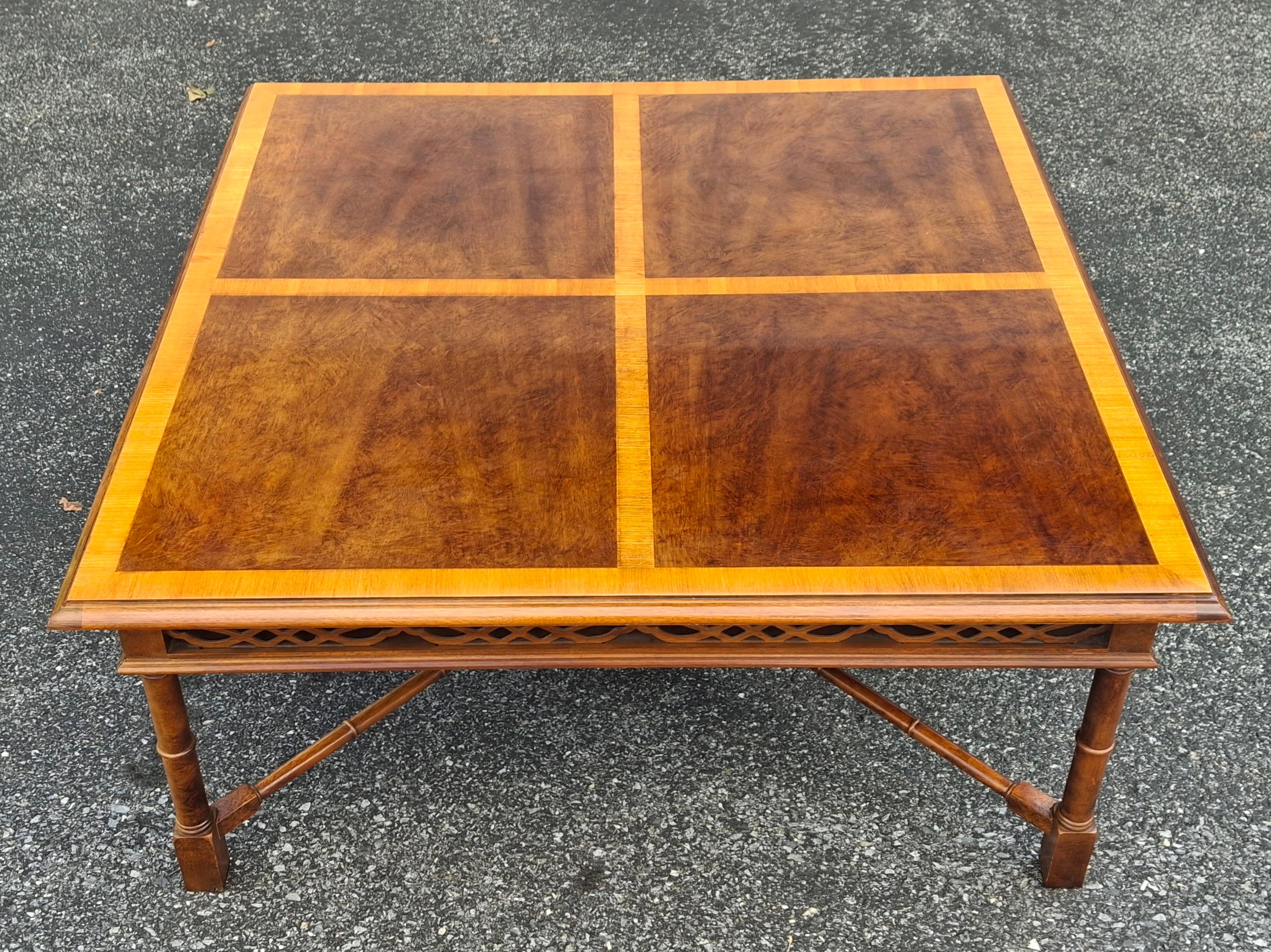 Chippendale chinois Table basse chinoise Chippendale à bandes croisées en acajou et faux bambou Thomasville en vente