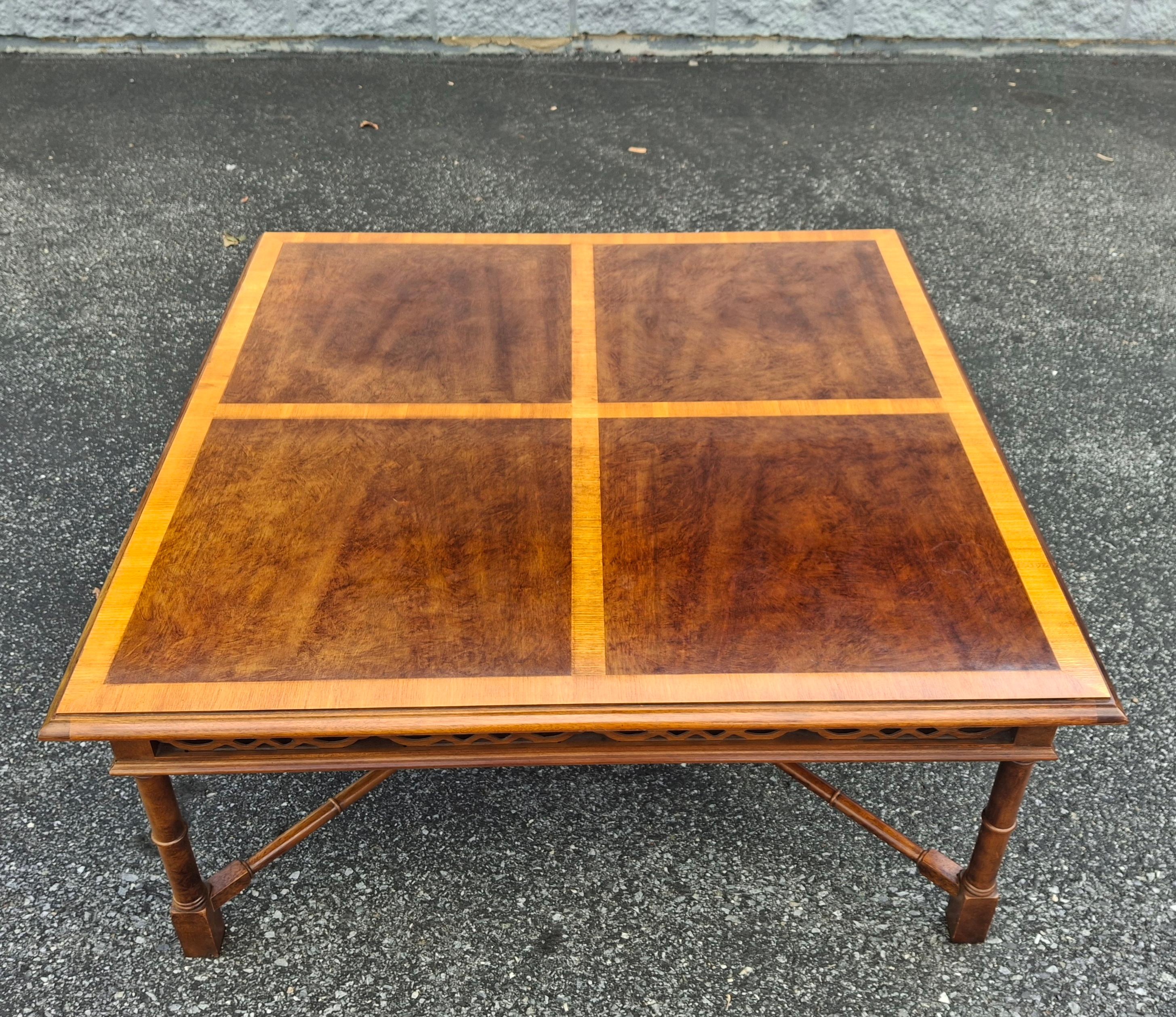 Américain Table basse chinoise Chippendale à bandes croisées en acajou et faux bambou Thomasville en vente