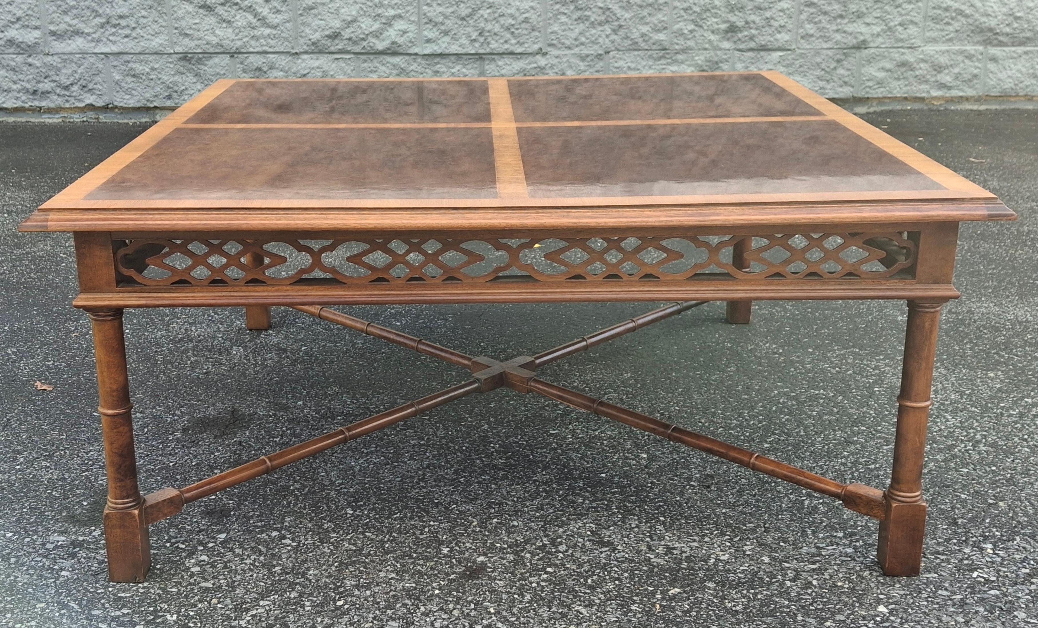 Autre Table basse chinoise Chippendale à bandes croisées en acajou et faux bambou Thomasville en vente