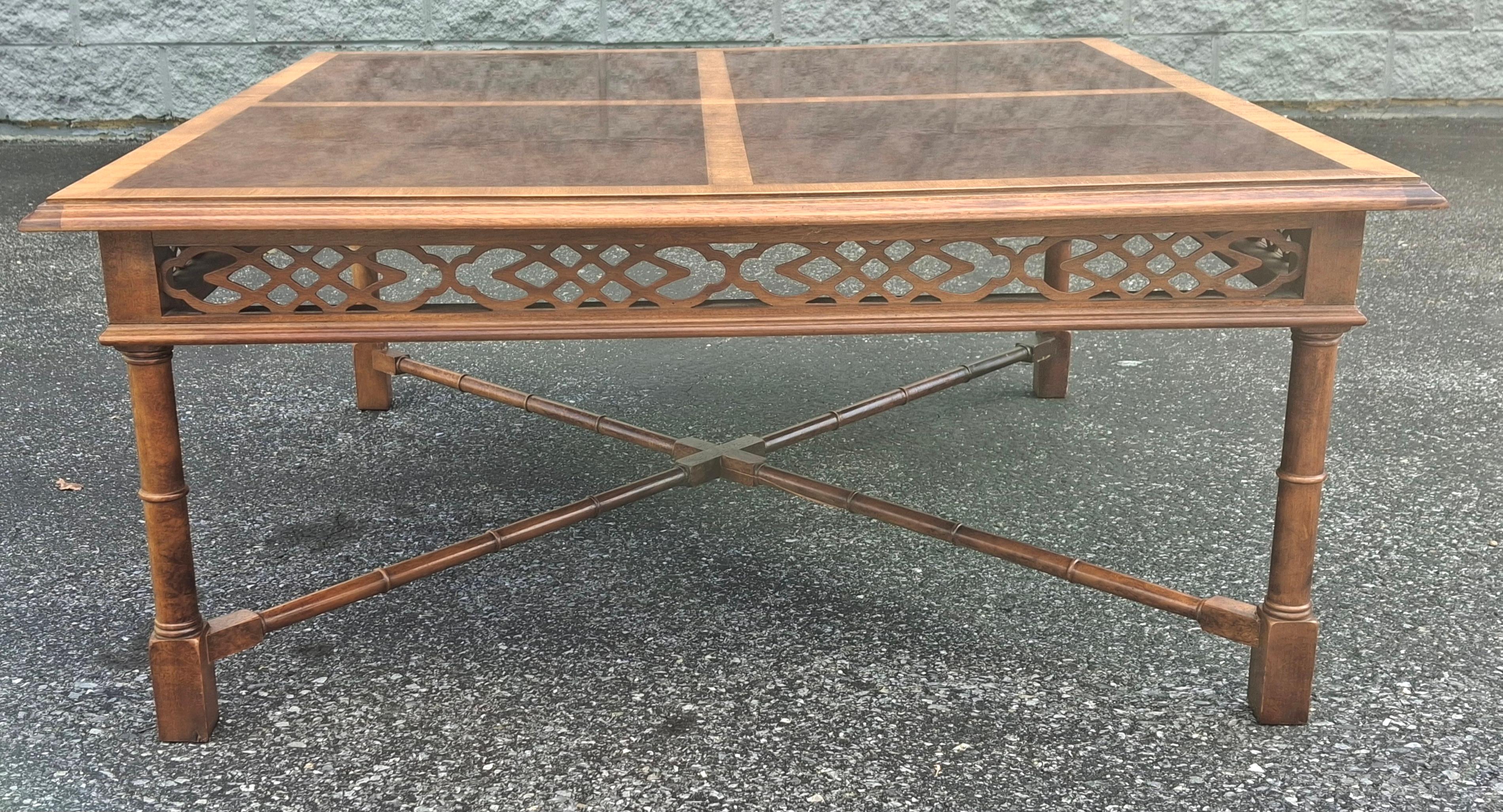 Table basse chinoise Chippendale à bandes croisées en acajou et faux bambou Thomasville Bon état - En vente à Germantown, MD