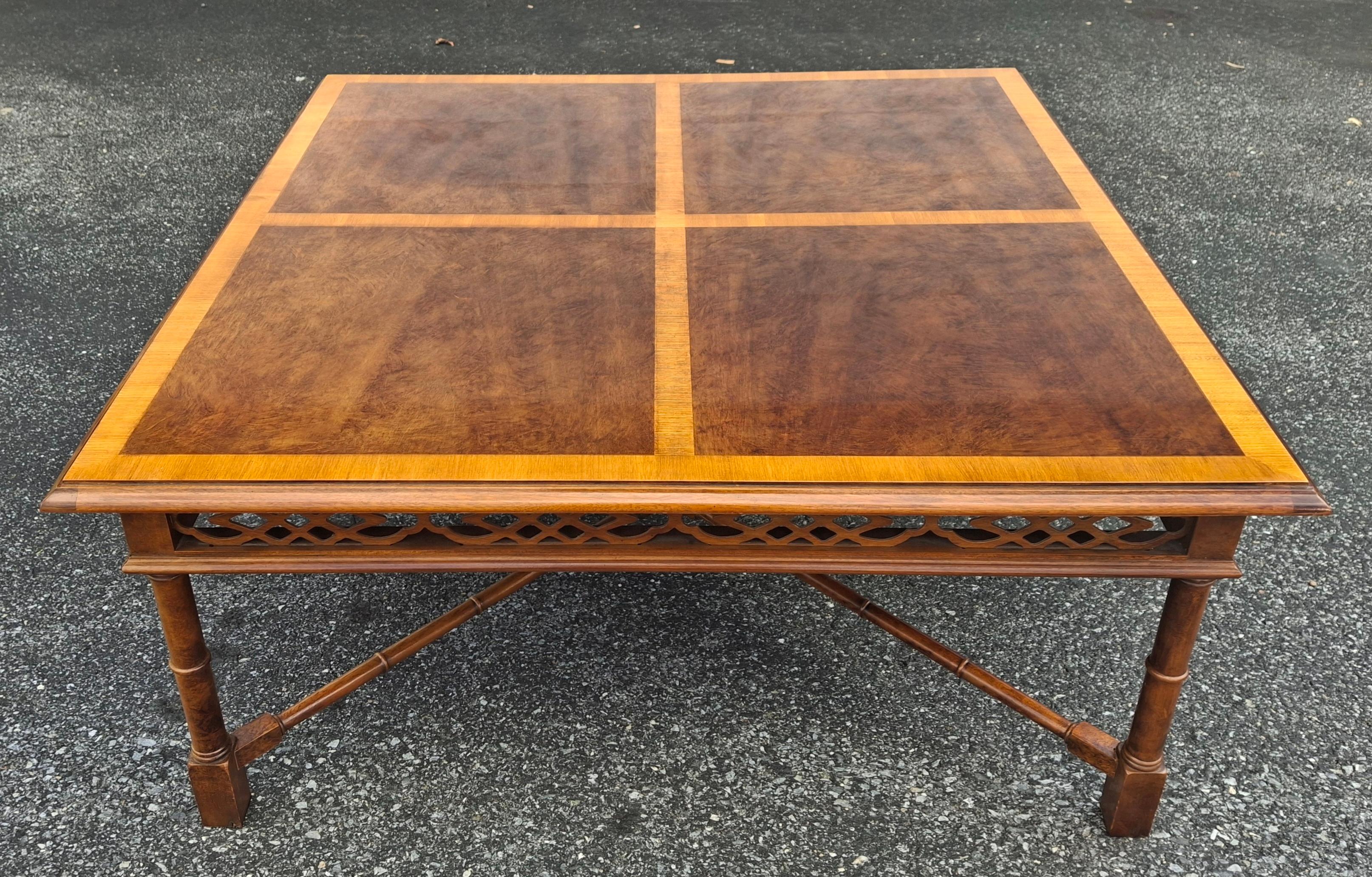 20ième siècle Table basse chinoise Chippendale à bandes croisées en acajou et faux bambou Thomasville en vente