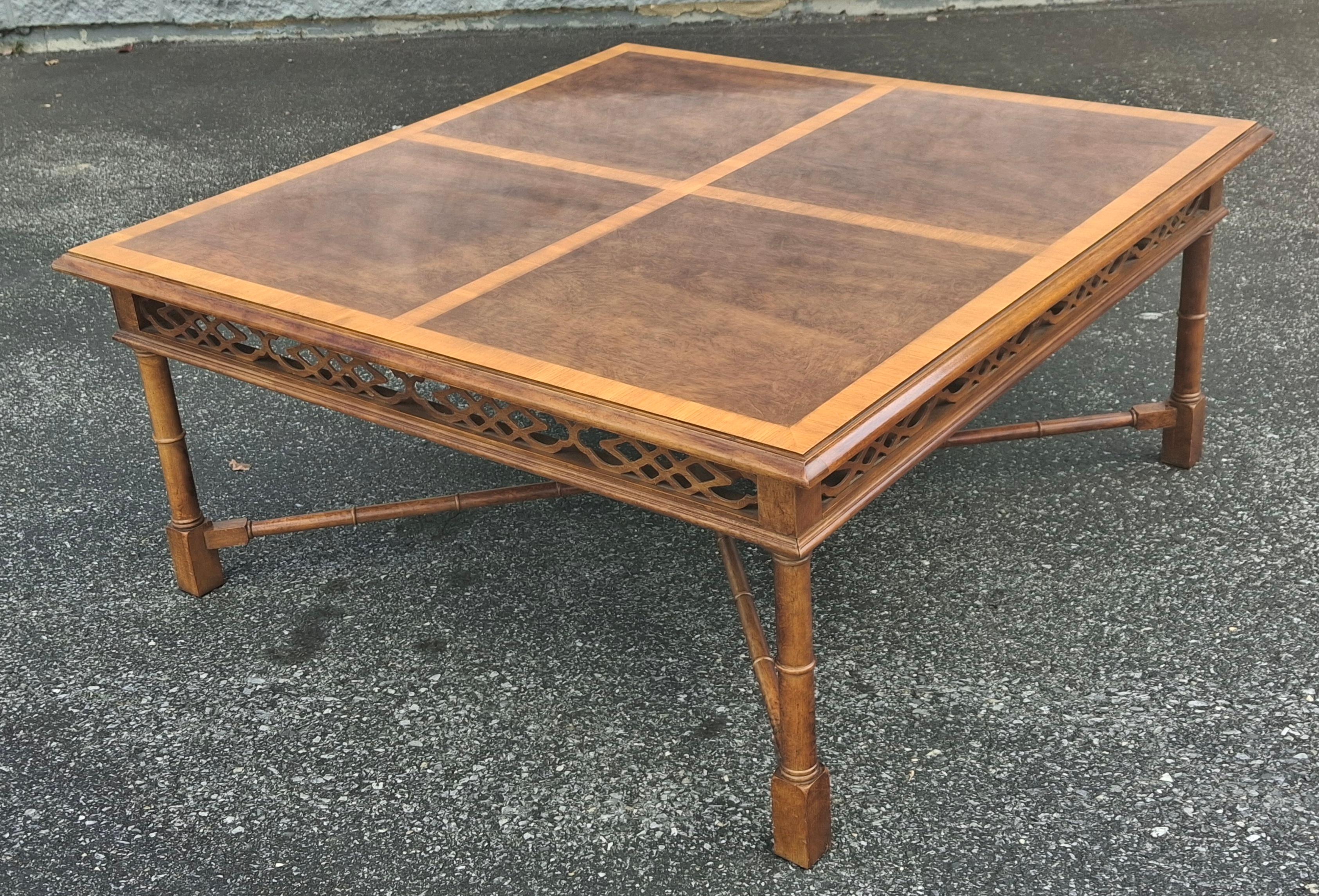 Imitation bambou Table basse chinoise Chippendale à bandes croisées en acajou et faux bambou Thomasville en vente