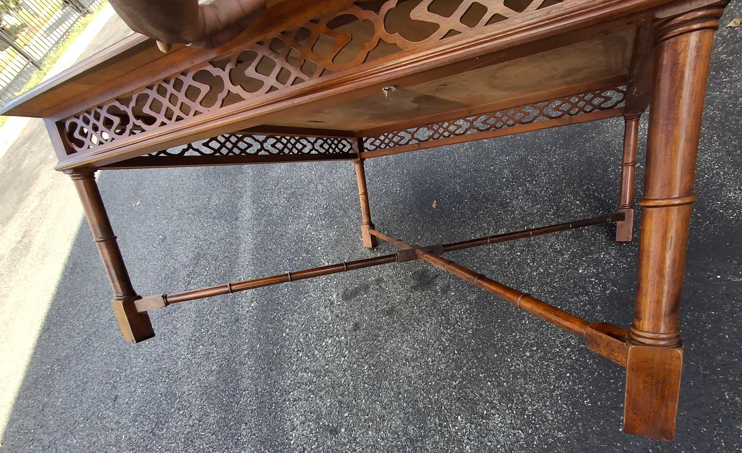 Table basse chinoise Chippendale à bandes croisées en acajou et faux bambou Thomasville en vente 1