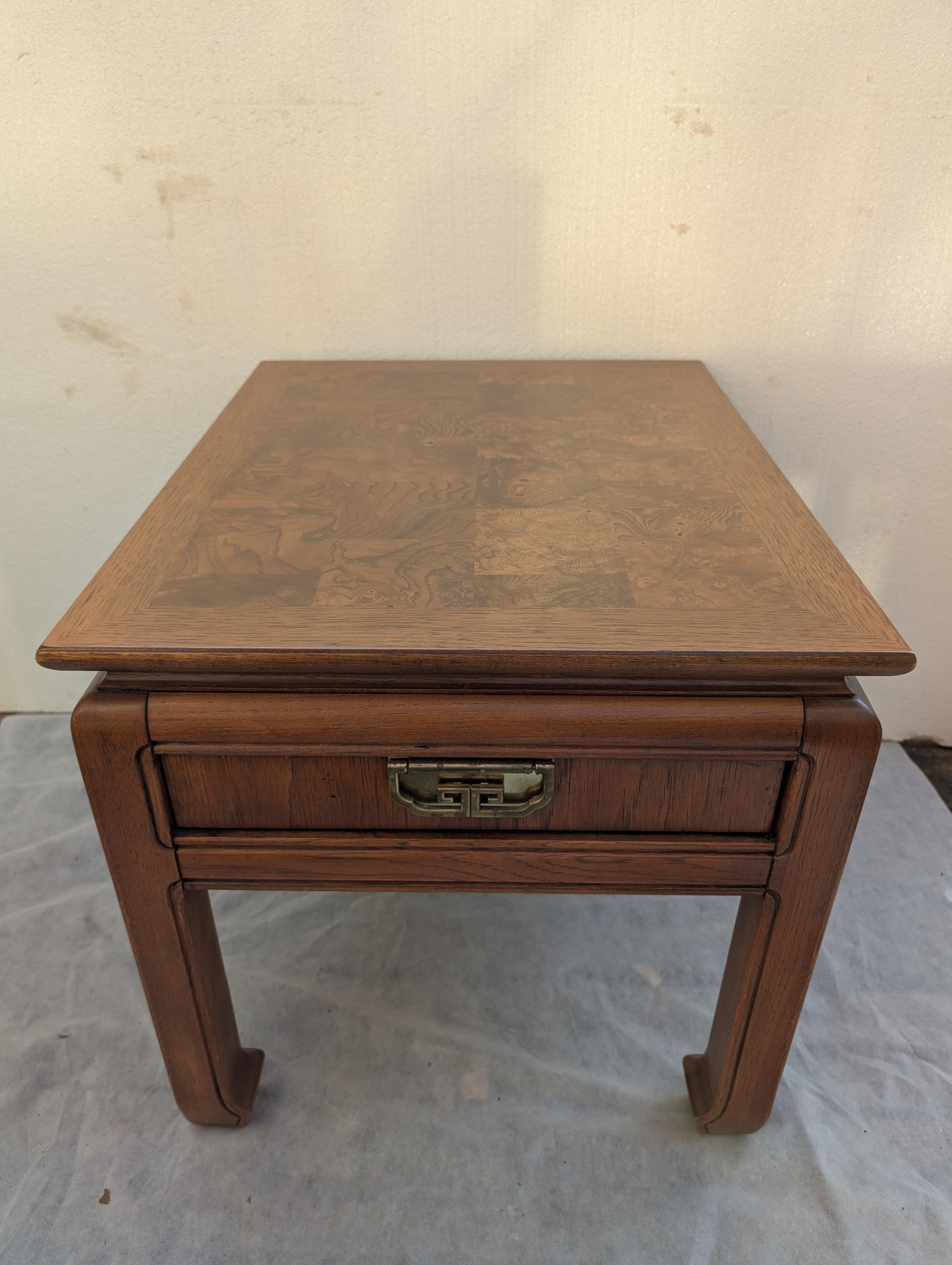 Table à plateau en bois de bouleau de style Chinoiserie de Thomasville
Table lourde et solide en bon état.
Les jambes sont incurvées
La base des pieds est de 2,75 carrés.
Un tiroir avec une tirette asiatique en laiton qui est ternie.   
Tampon de