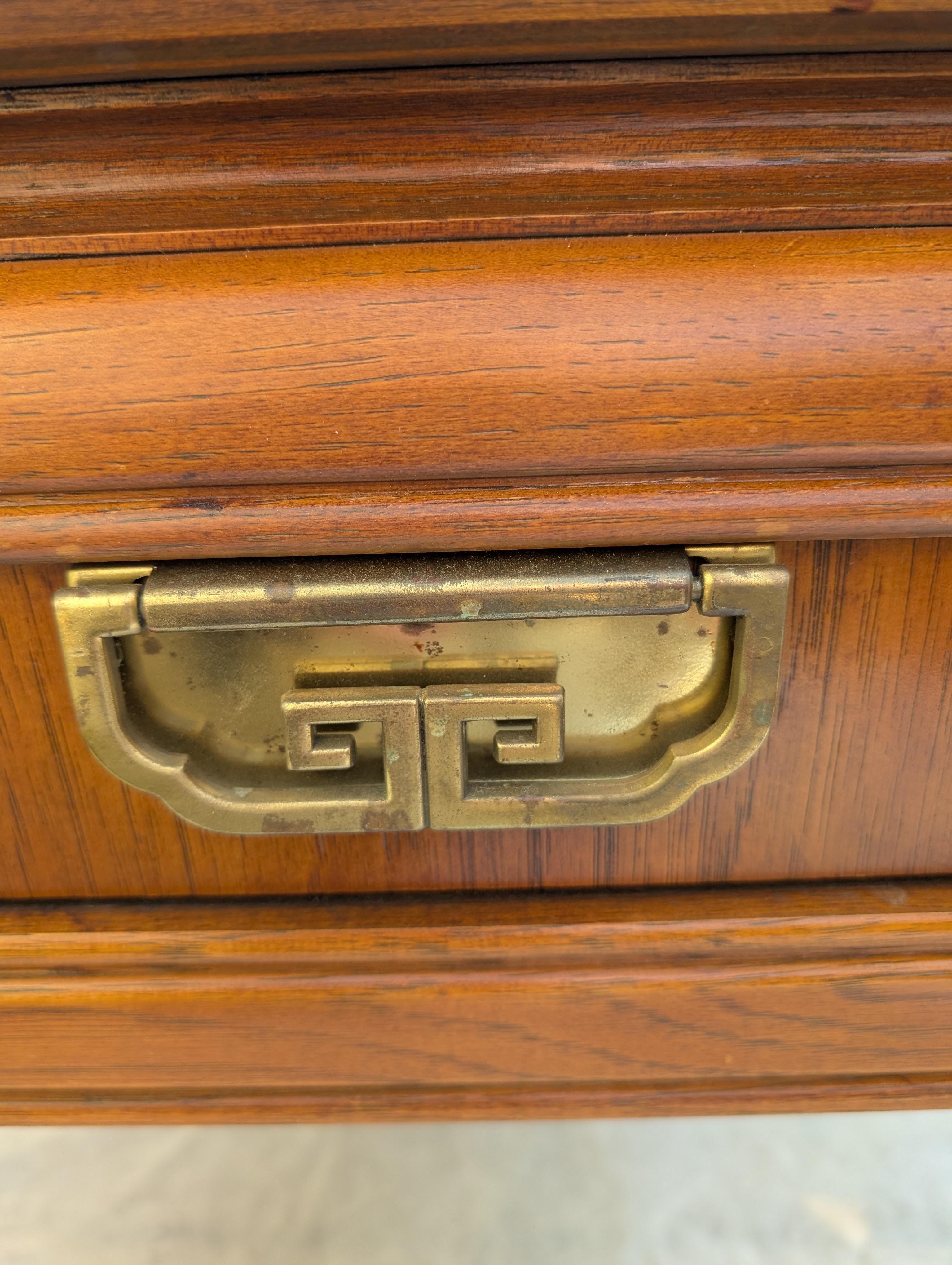 20ième siècle Table Pagode à plateau en bois d'ébène de style Chinoiserie de Thomasville en vente