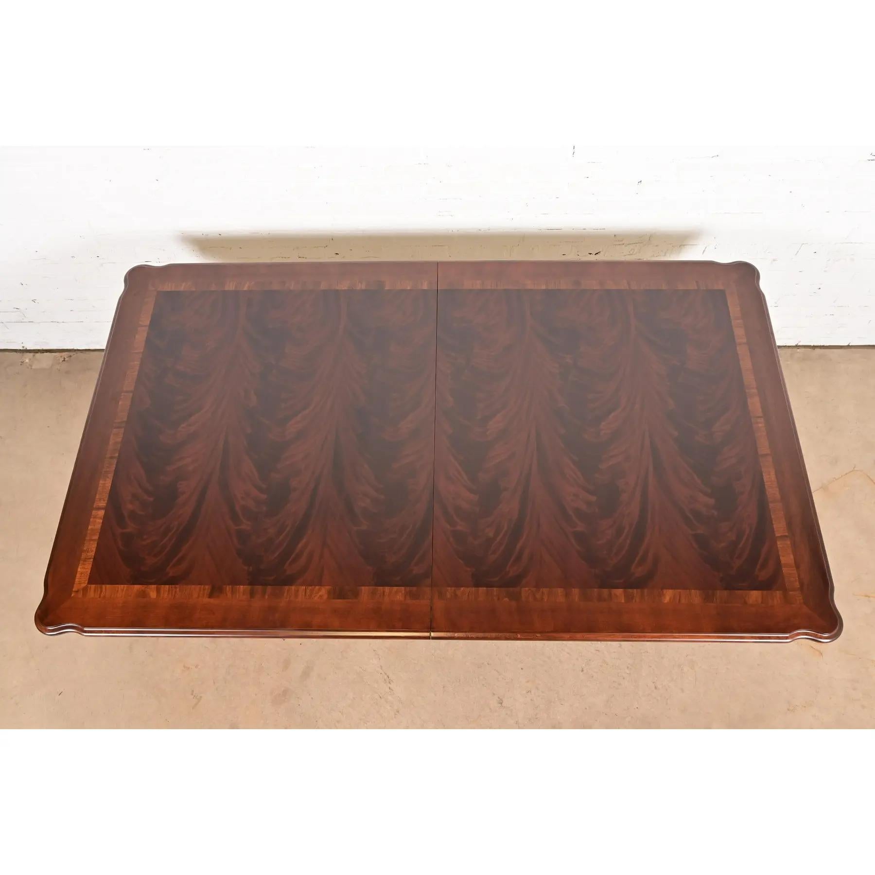Table de salle à manger à piédestal Chippendale en acajou flammé, refini en vente 4