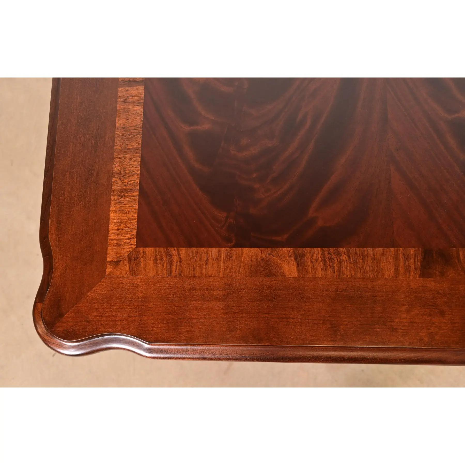 Table de salle à manger à piédestal Chippendale en acajou flammé, refini en vente 5