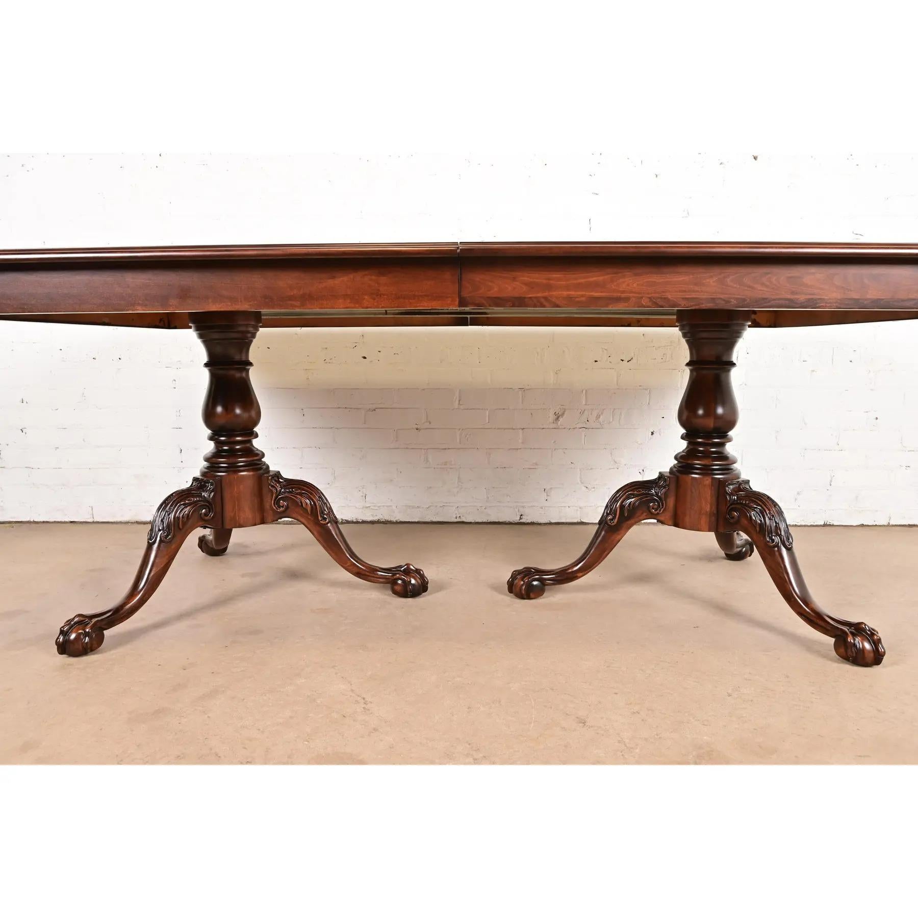 Table de salle à manger à piédestal Chippendale en acajou flammé, refini en vente 6