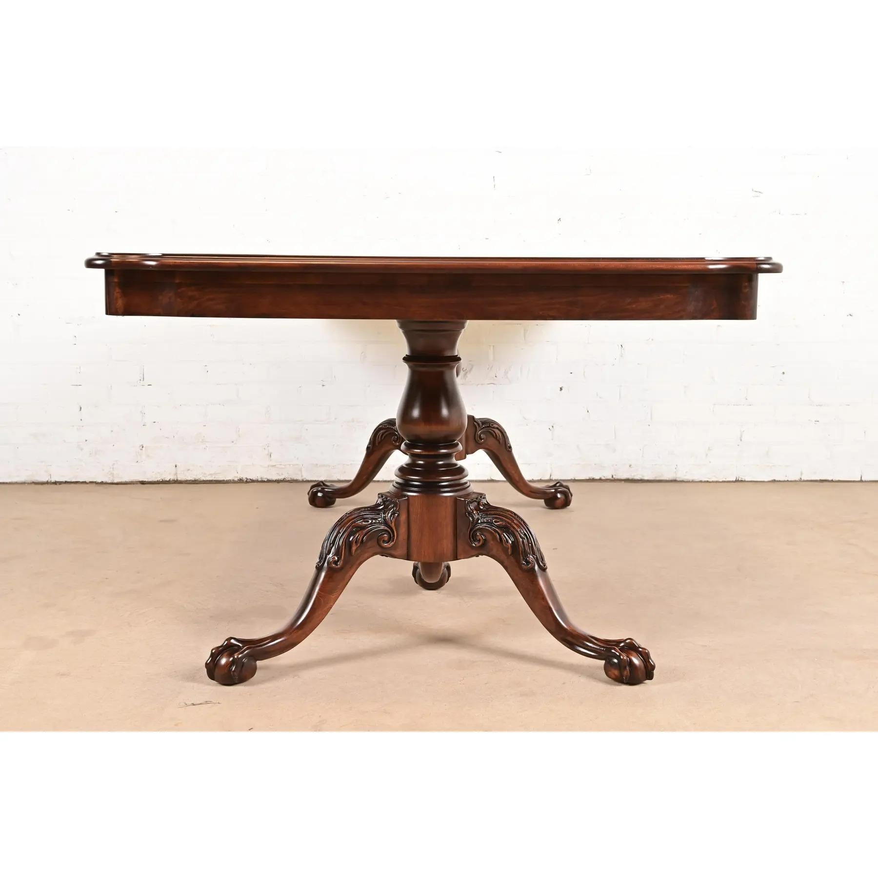 Table de salle à manger à piédestal Chippendale en acajou flammé, refini en vente 7