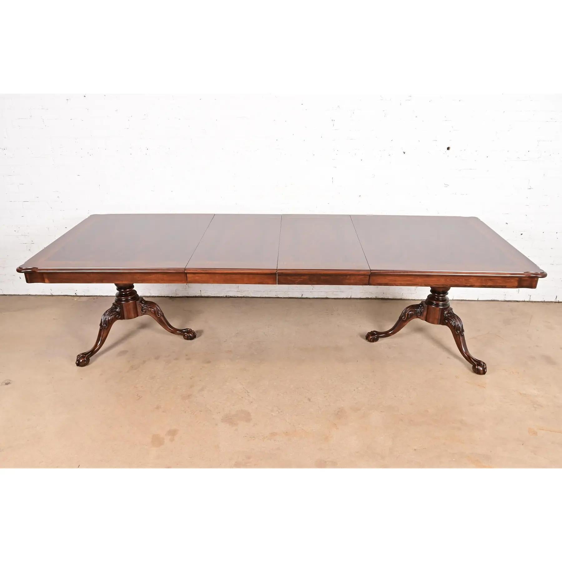 Américain Table de salle à manger à piédestal Chippendale en acajou flammé, refini en vente
