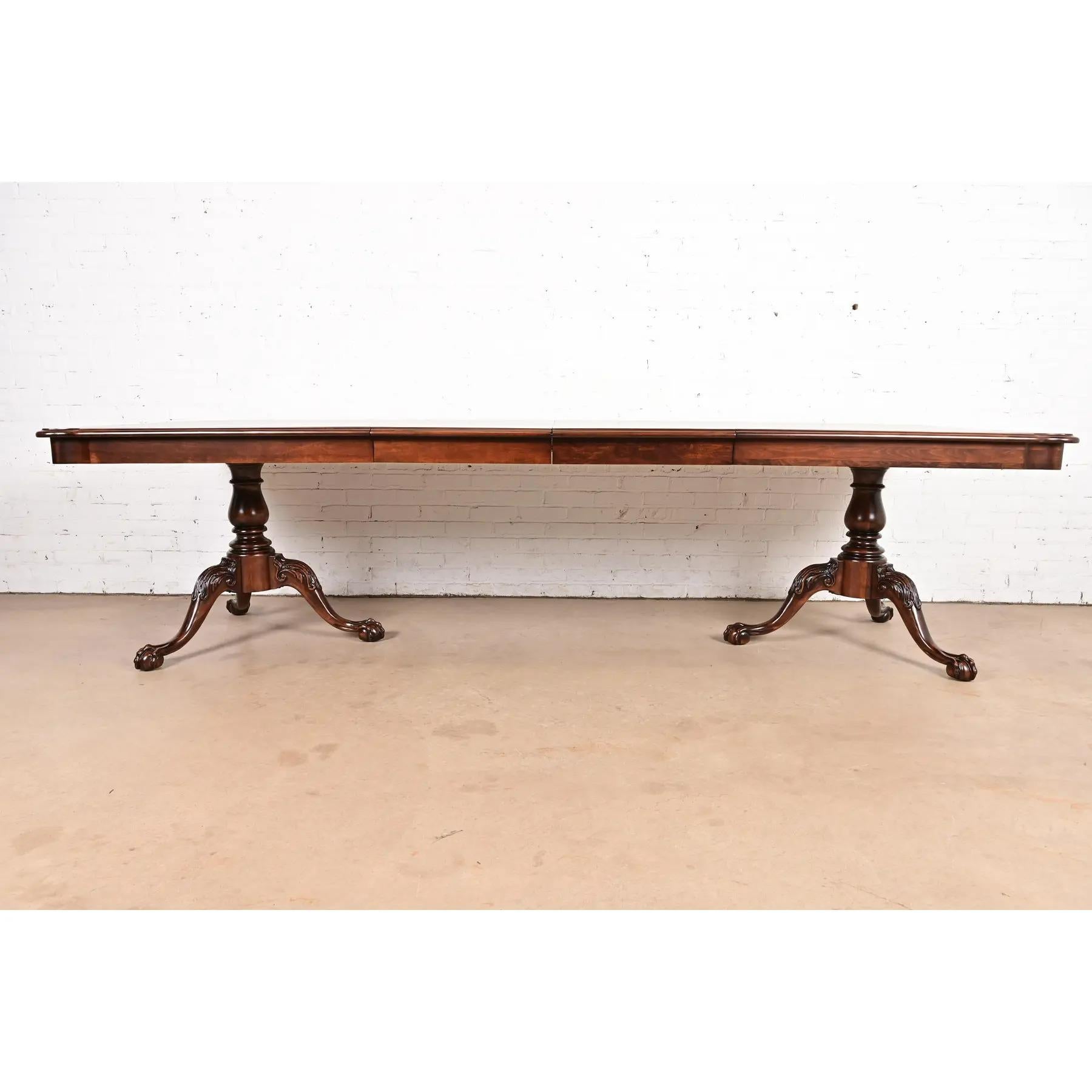Table de salle à manger à piédestal Chippendale en acajou flammé, refini Bon état - En vente à South Bend, IN
