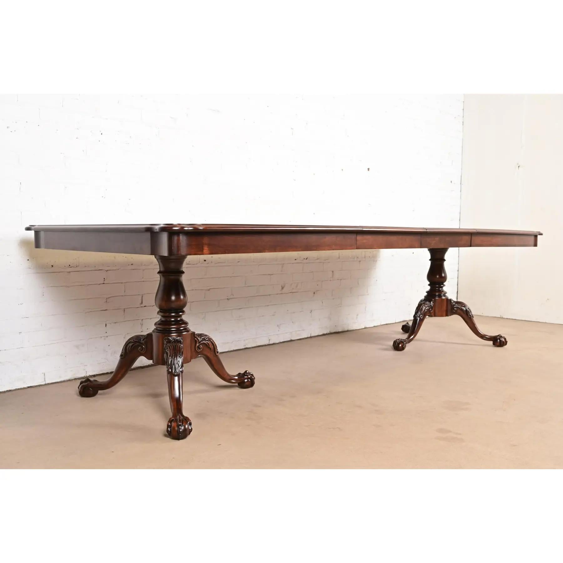 Fin du 20e siècle Table de salle à manger à piédestal Chippendale en acajou flammé, refini en vente