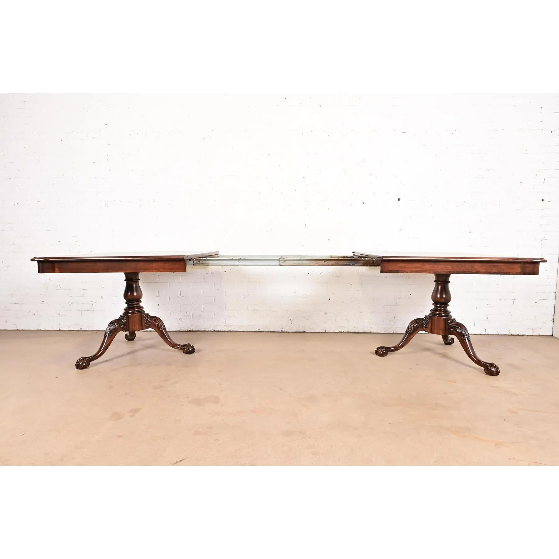 Table de salle à manger à piédestal Chippendale en acajou flammé, refini en vente 1