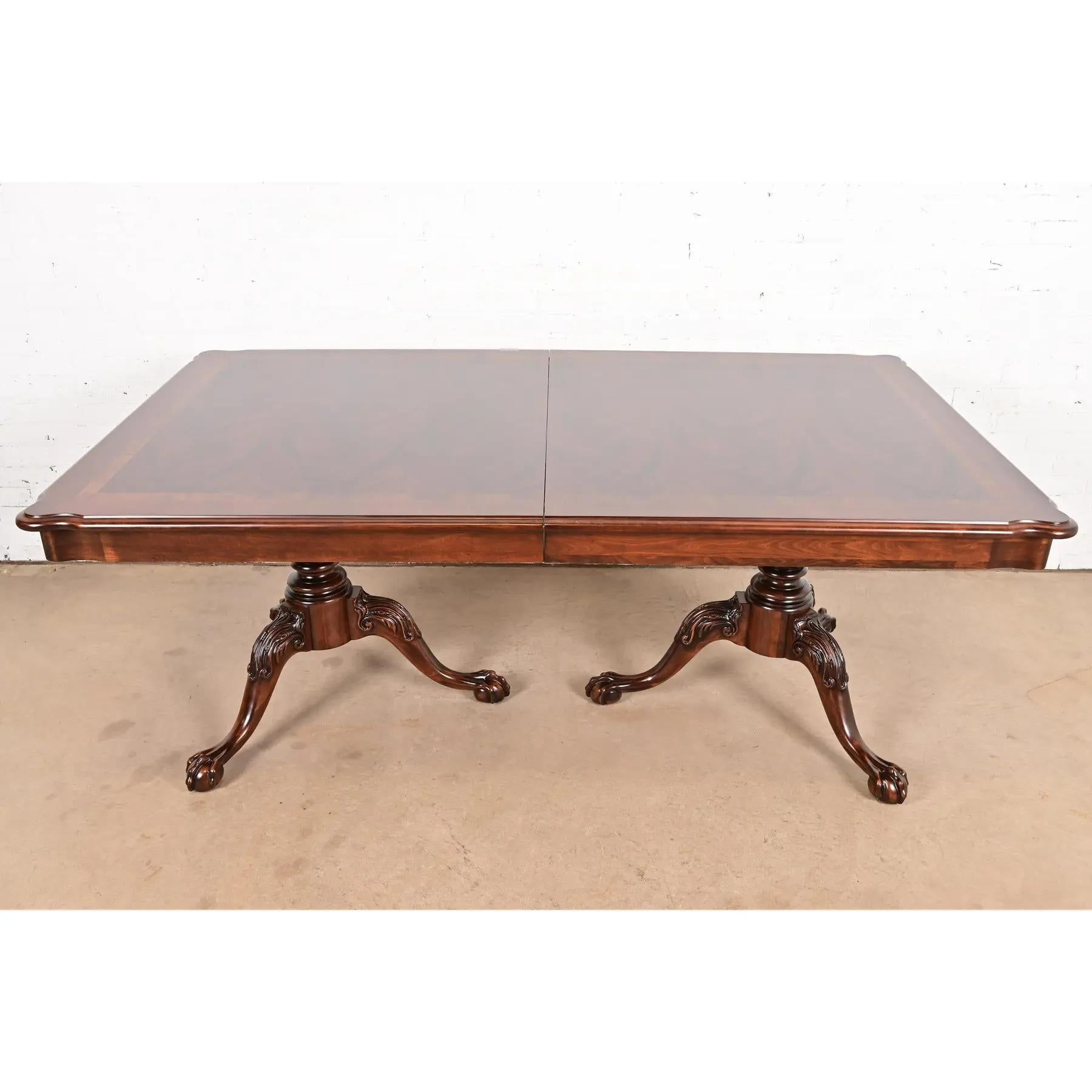 Table de salle à manger à piédestal Chippendale en acajou flammé, refini en vente 2