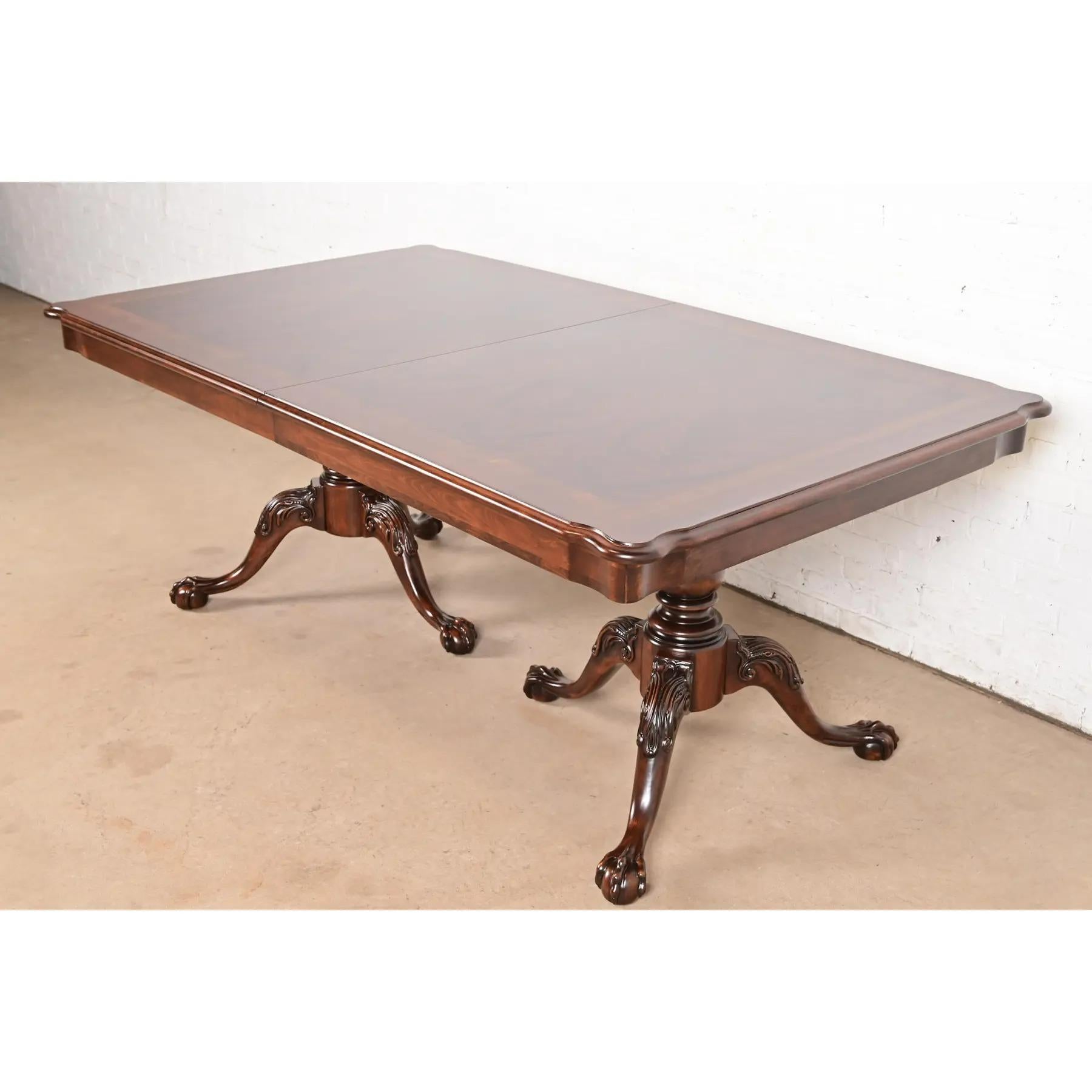 Table de salle à manger à piédestal Chippendale en acajou flammé, refini en vente 3