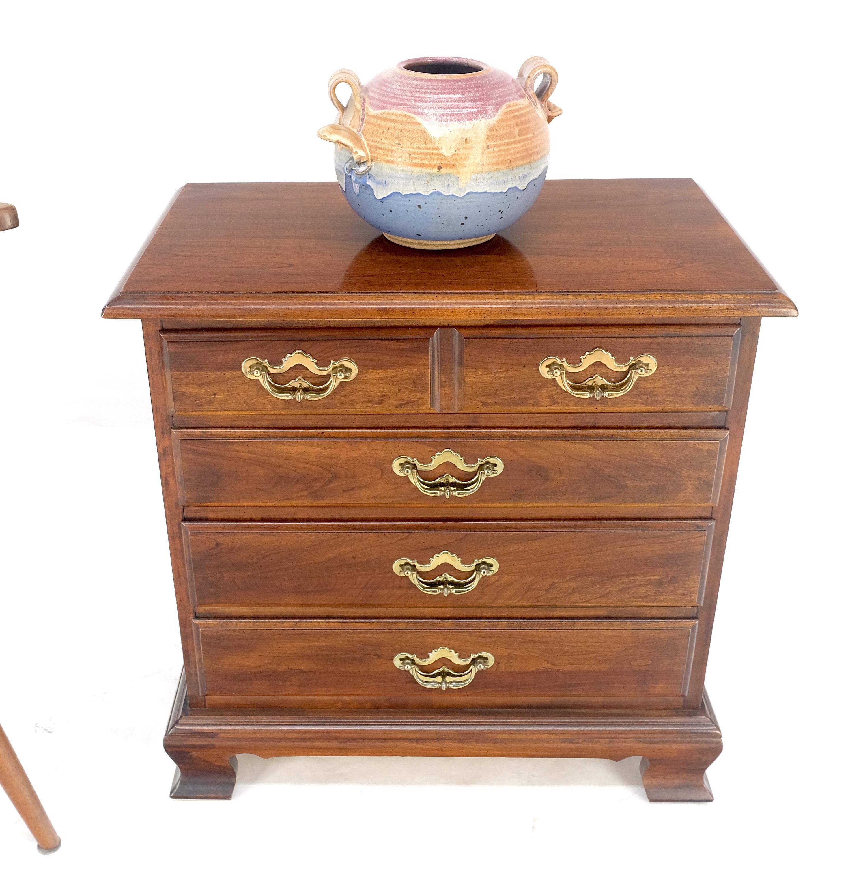 Thomasville Style Chippendale Cerisier massif 4 tiroirs Table de nuit Table d'appoint MINT en vente 4