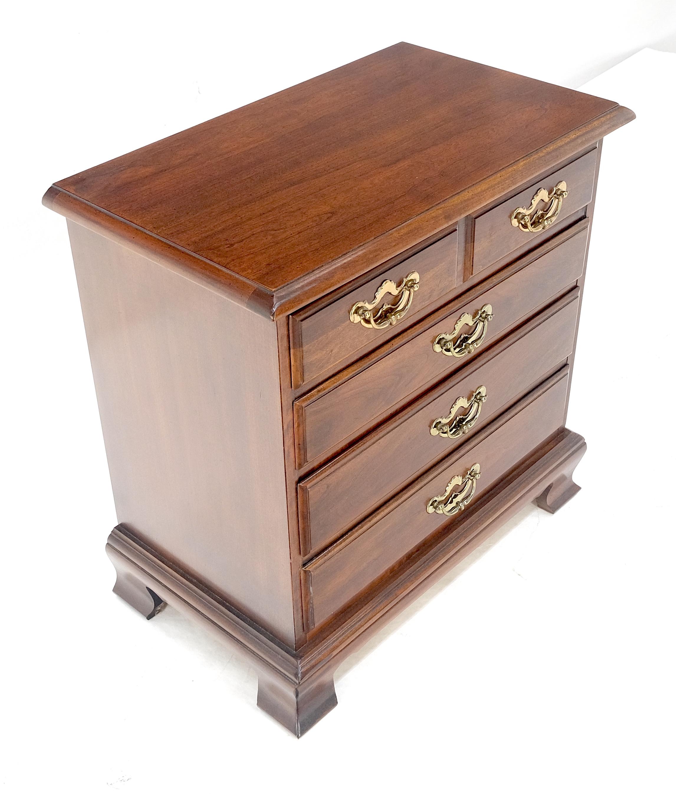 Thomasville Style Chippendale Cerisier massif 4 tiroirs Table de nuit Table d'appoint MINT en vente 6
