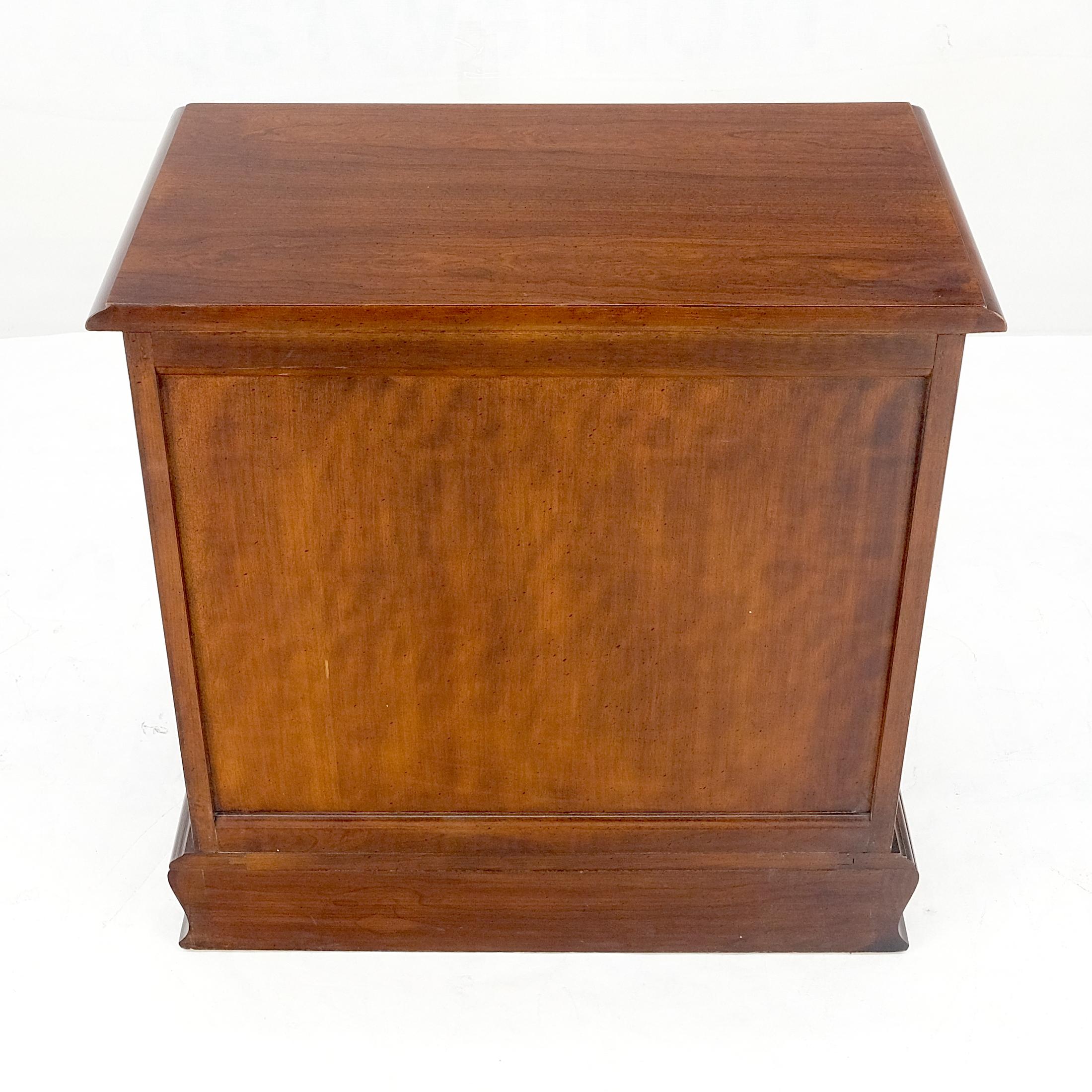 Thomasville Style Chippendale Cerisier massif 4 tiroirs Table de nuit Table d'appoint MINT en vente 8