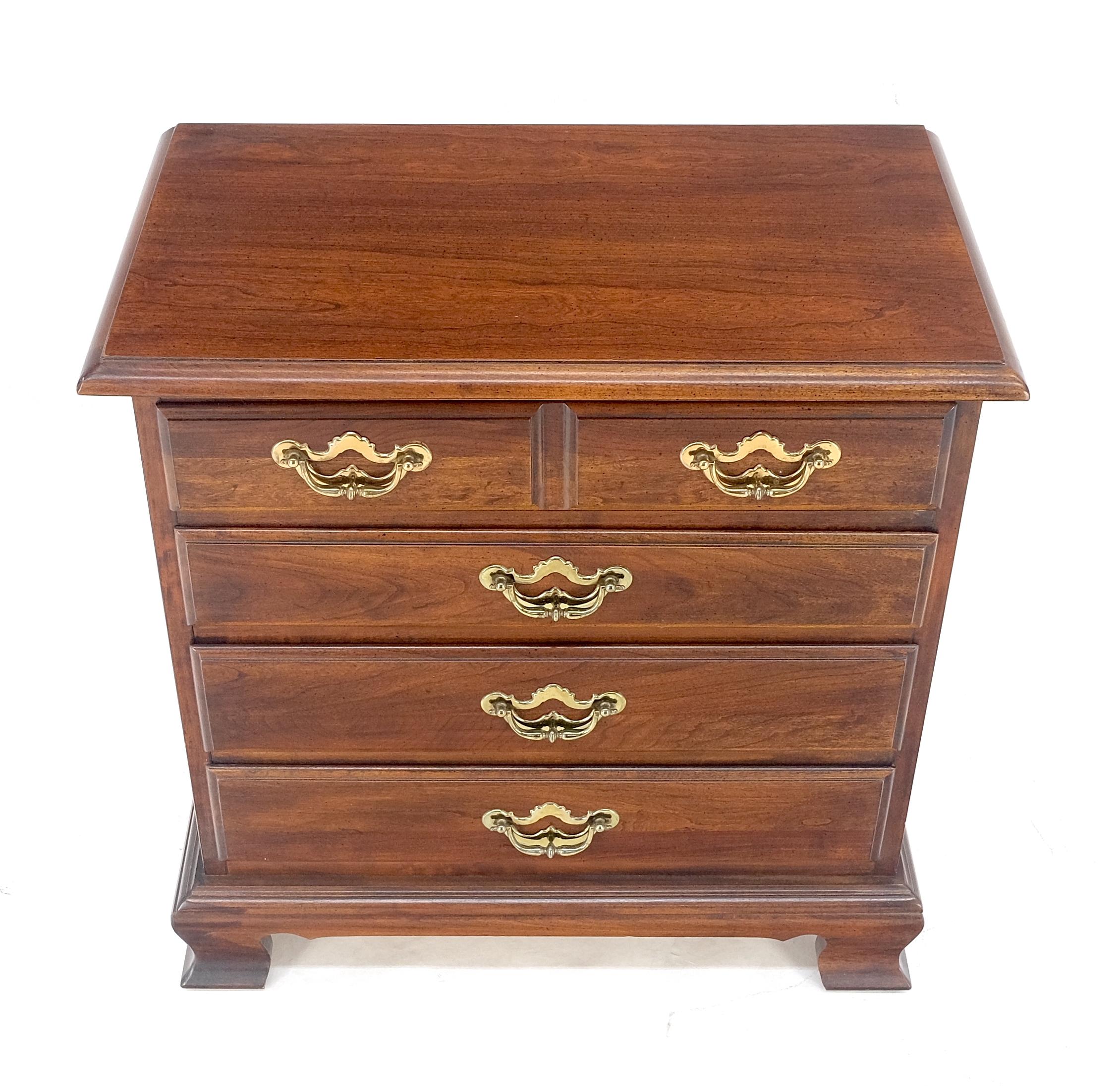 Américain Thomasville Style Chippendale Cerisier massif 4 tiroirs Table de nuit Table d'appoint MINT en vente