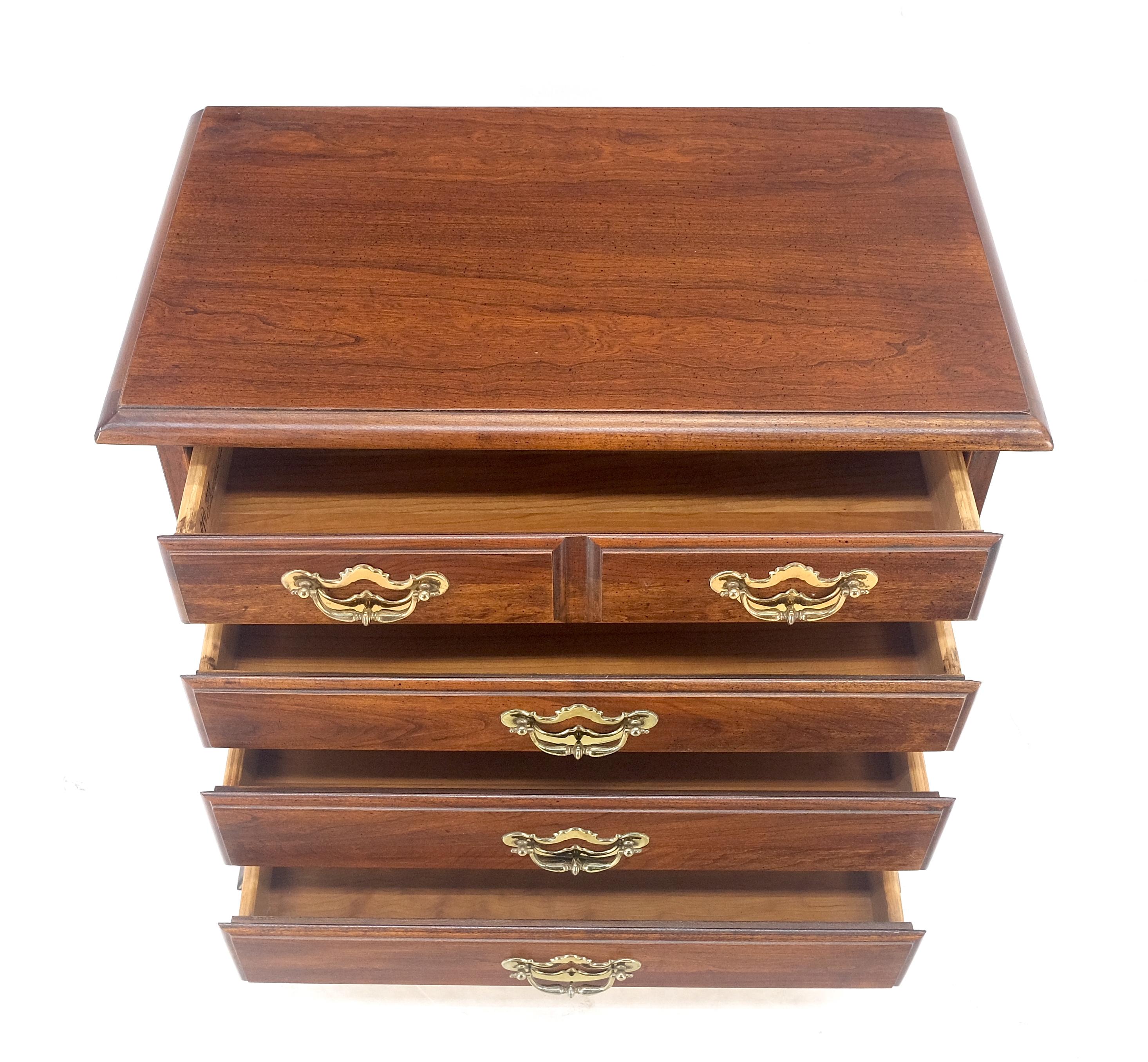 Laqué Thomasville Style Chippendale Cerisier massif 4 tiroirs Table de nuit Table d'appoint MINT en vente