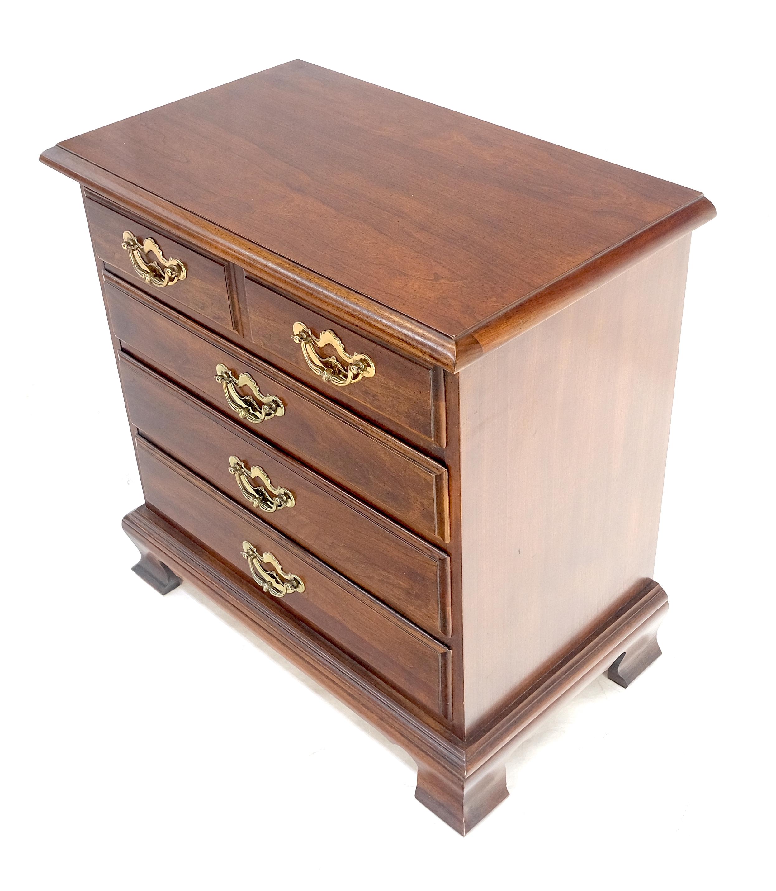 20ième siècle Thomasville Style Chippendale Cerisier massif 4 tiroirs Table de nuit Table d'appoint MINT en vente