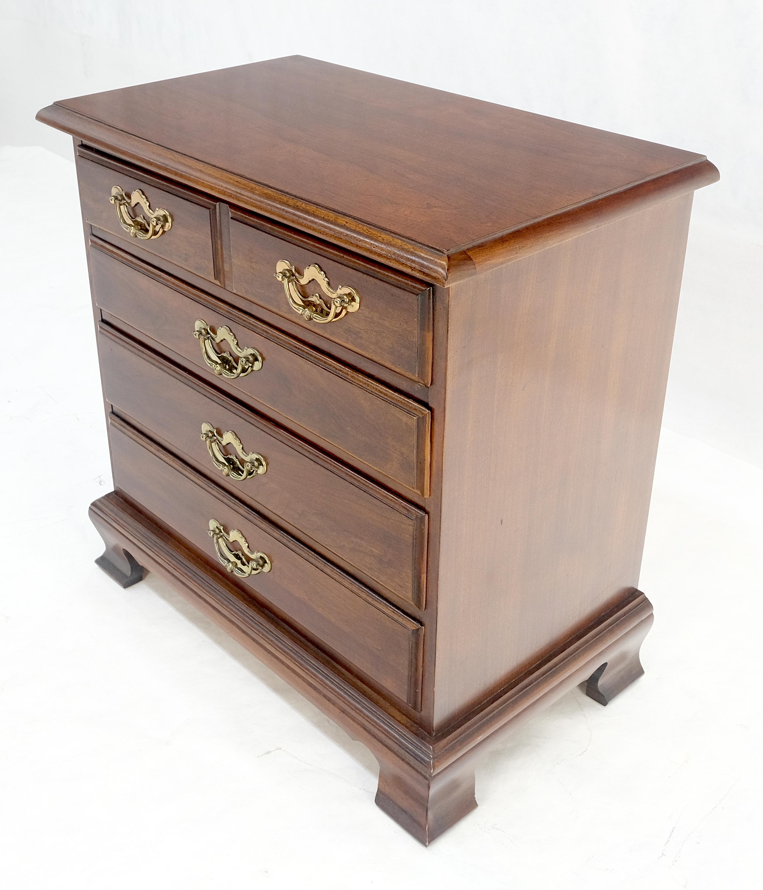 Laiton Thomasville Style Chippendale Cerisier massif 4 tiroirs Table de nuit Table d'appoint MINT en vente