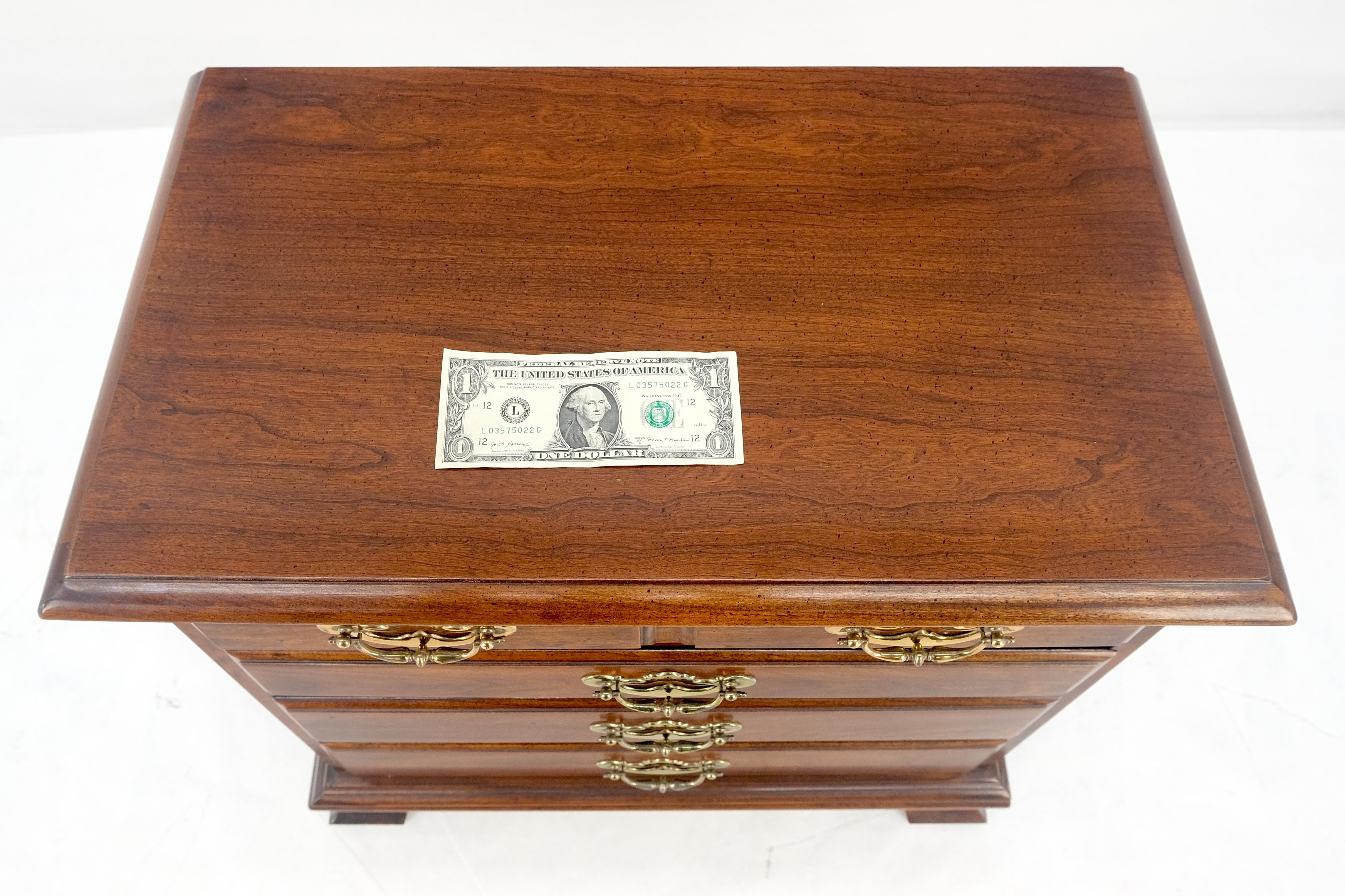 Thomasville Style Chippendale Cerisier massif 4 tiroirs Table de nuit Table d'appoint MINT en vente 1