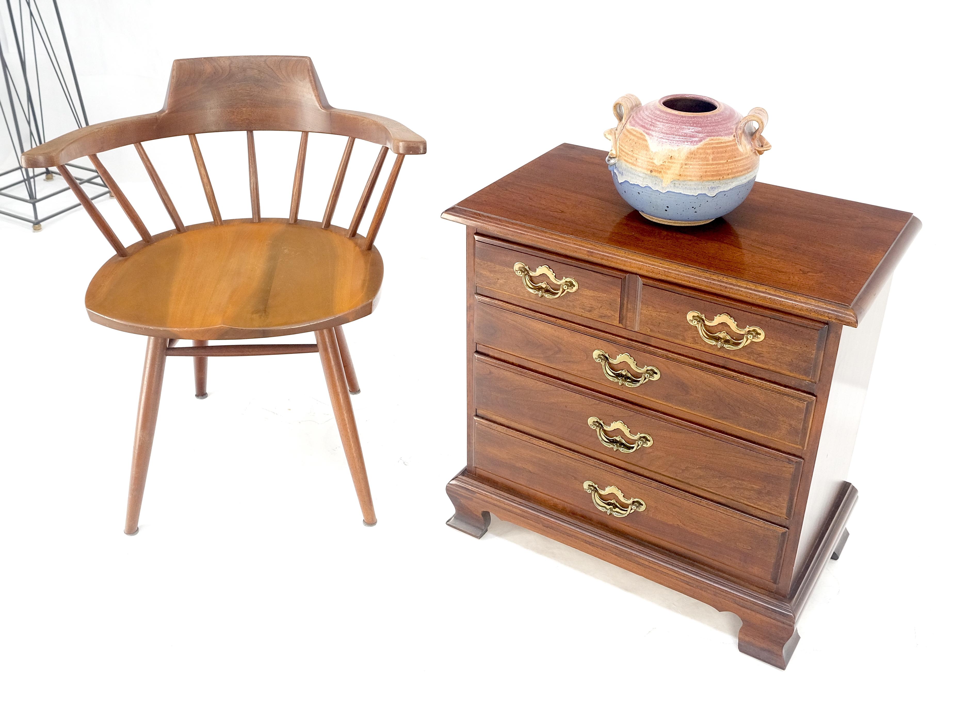 Thomasville Style Chippendale Cerisier massif 4 tiroirs Table de nuit Table d'appoint MINT en vente 3