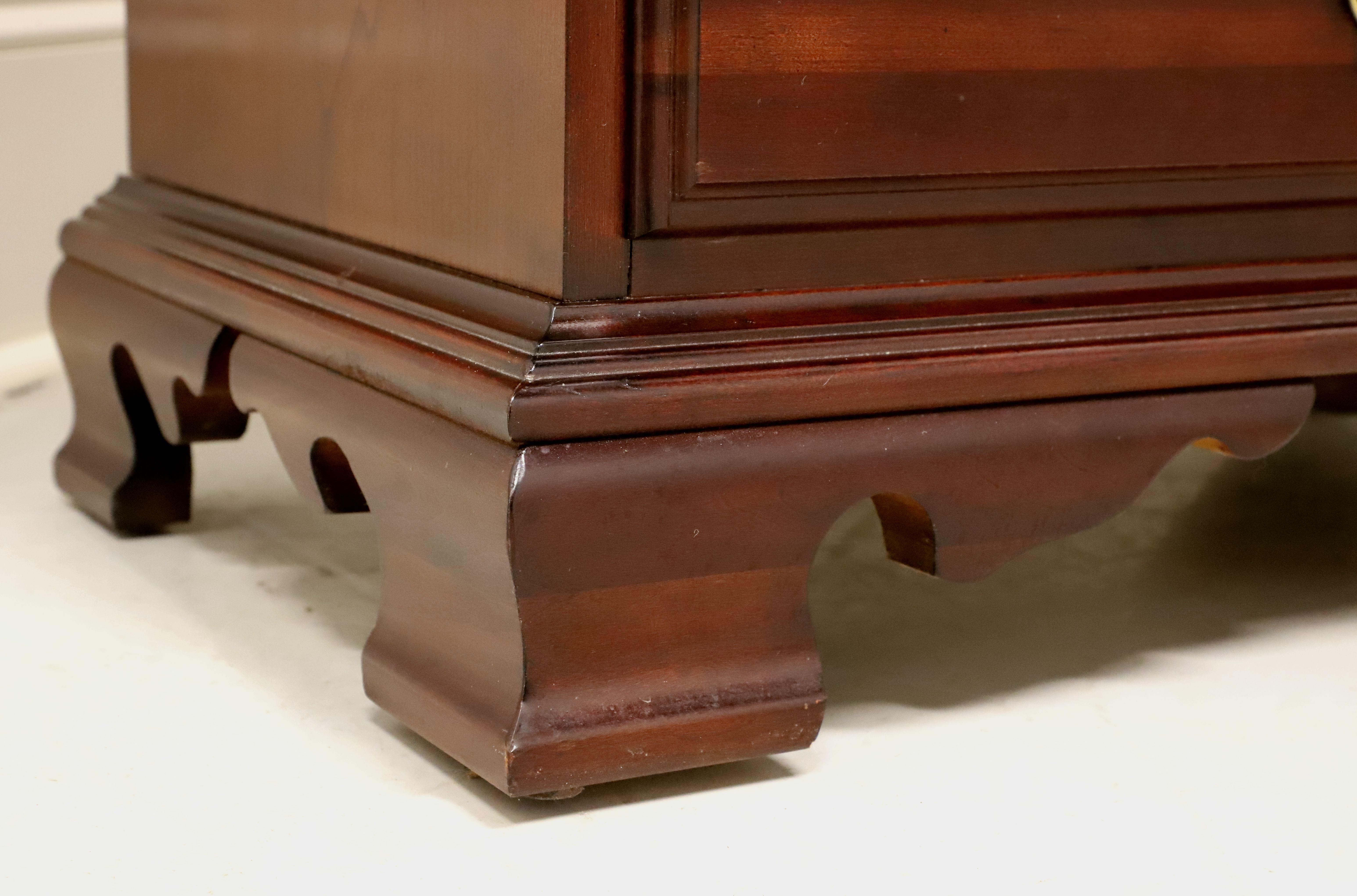 20th Century THOMASVILLE Collectors Cherry Chippendale Nightstand Bedside Chest