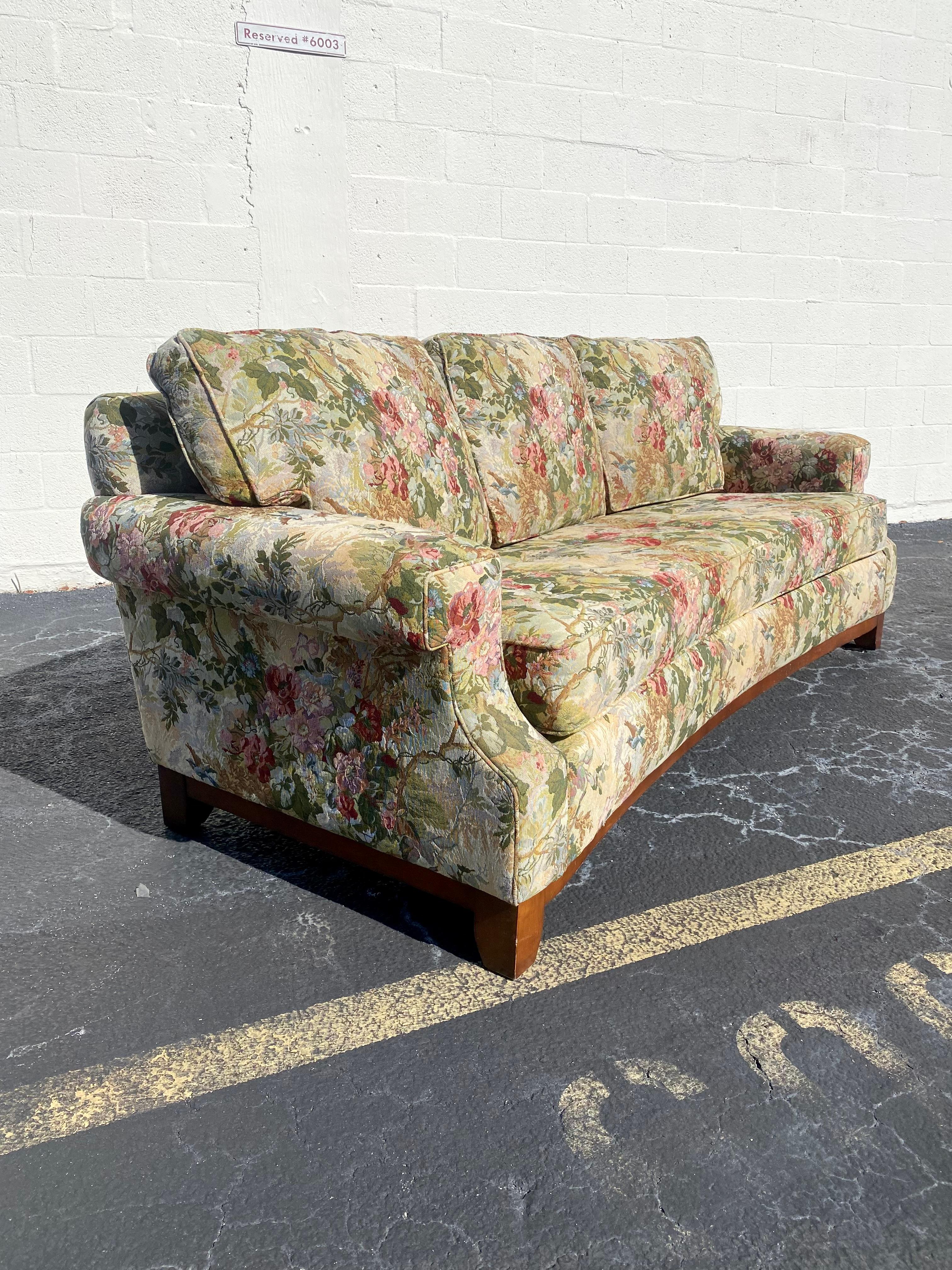Gebogenes Chinoiserie Chintz-Sofa aus geblümtem Textil mit Daunen von Thomasville (amerikanisch) im Angebot