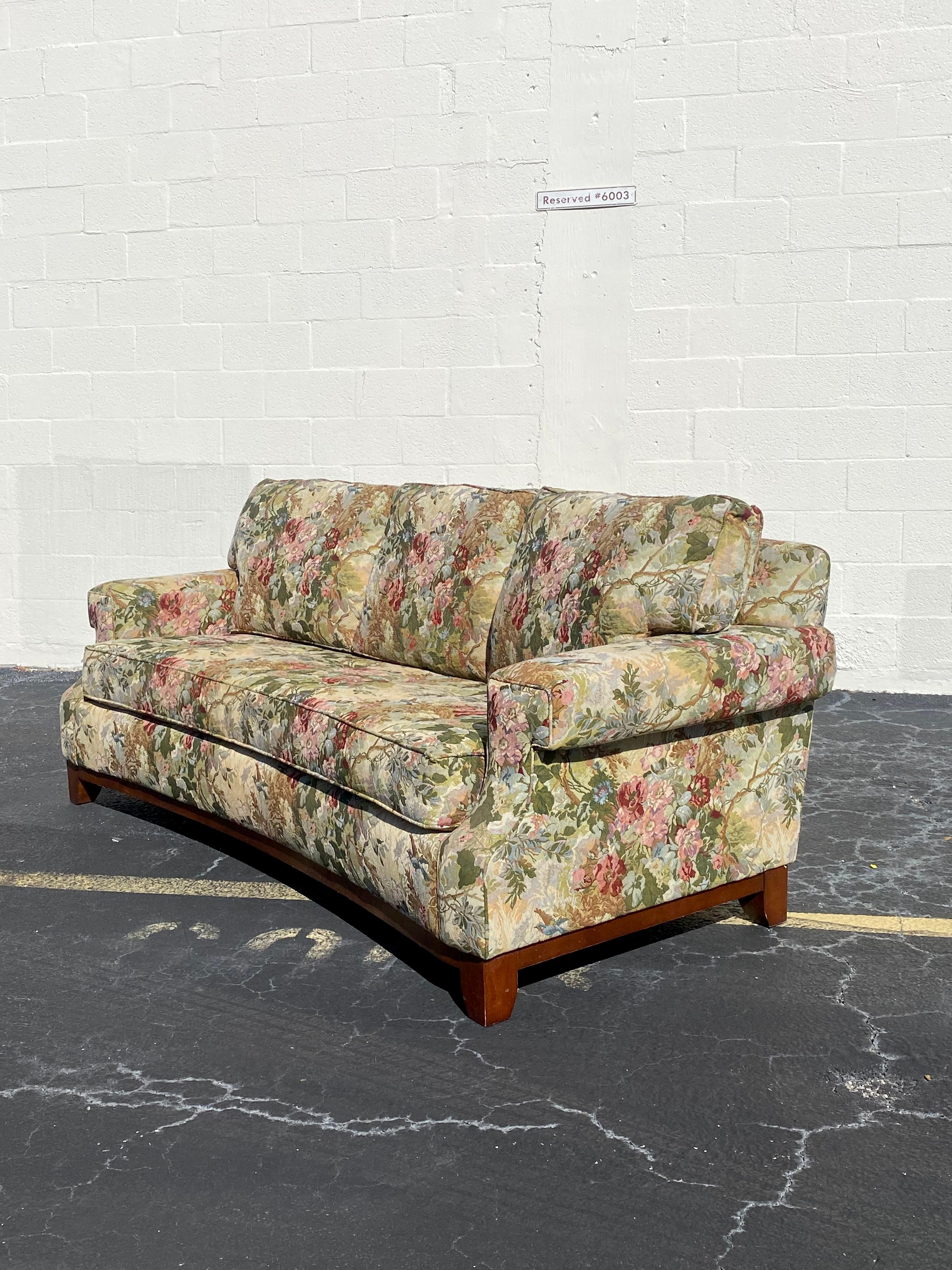 Gebogenes Chinoiserie Chintz-Sofa aus geblümtem Textil mit Daunen von Thomasville (21. Jahrhundert und zeitgenössisch) im Angebot