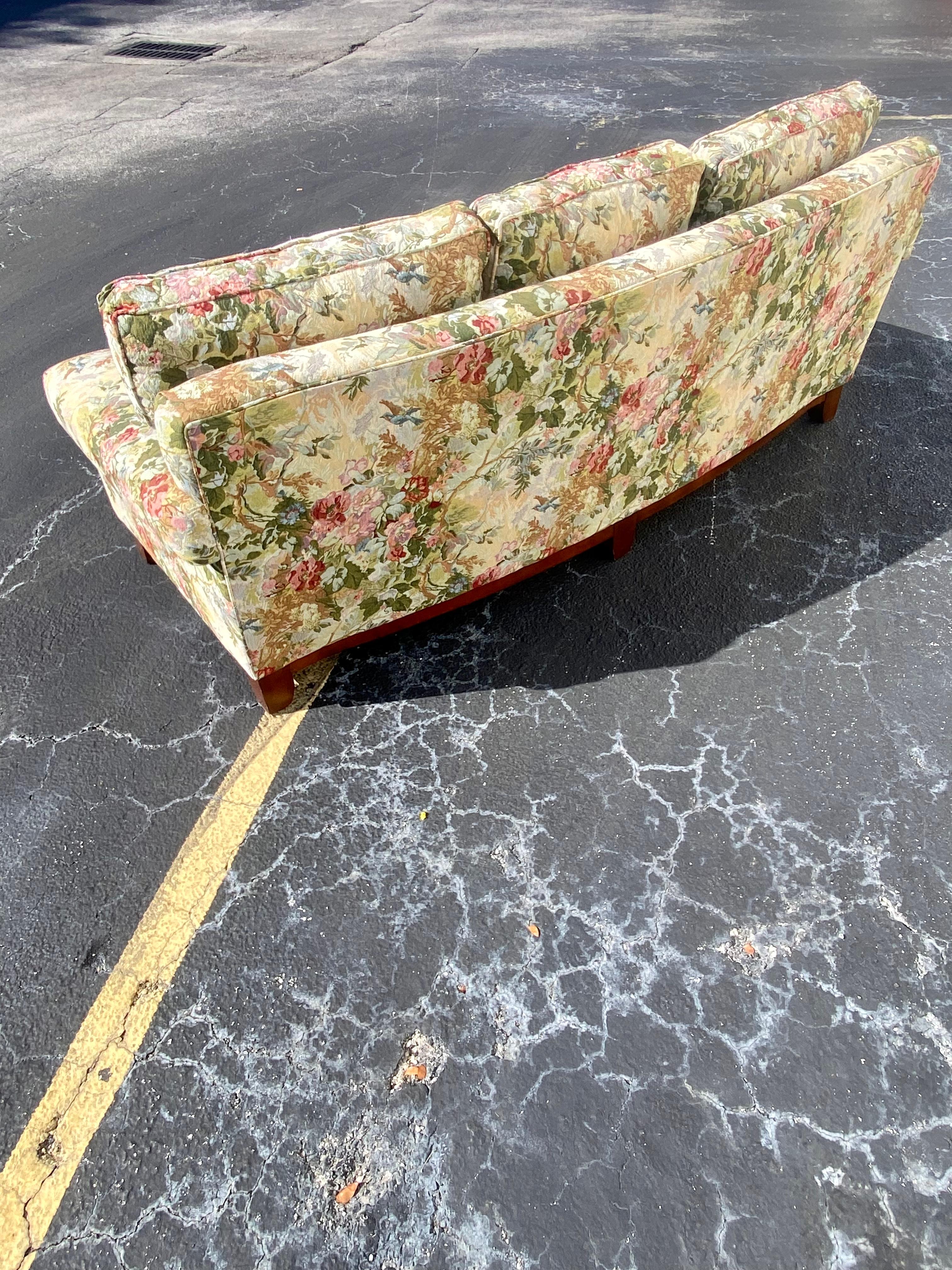 Gebogenes Chinoiserie Chintz-Sofa aus geblümtem Textil mit Daunen von Thomasville im Angebot 2
