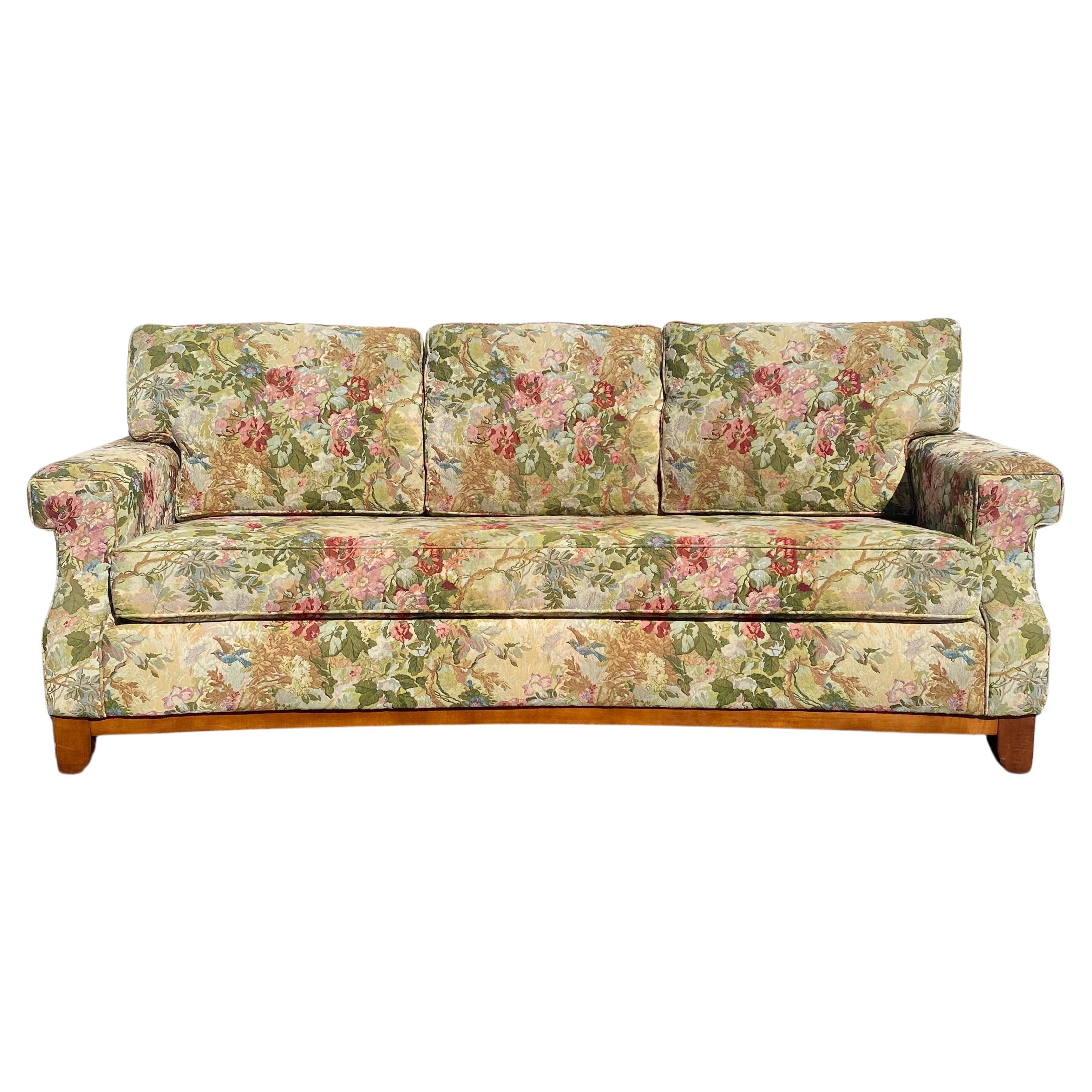 Gebogenes Chinoiserie Chintz-Sofa aus geblümtem Textil mit Daunen von Thomasville im Angebot