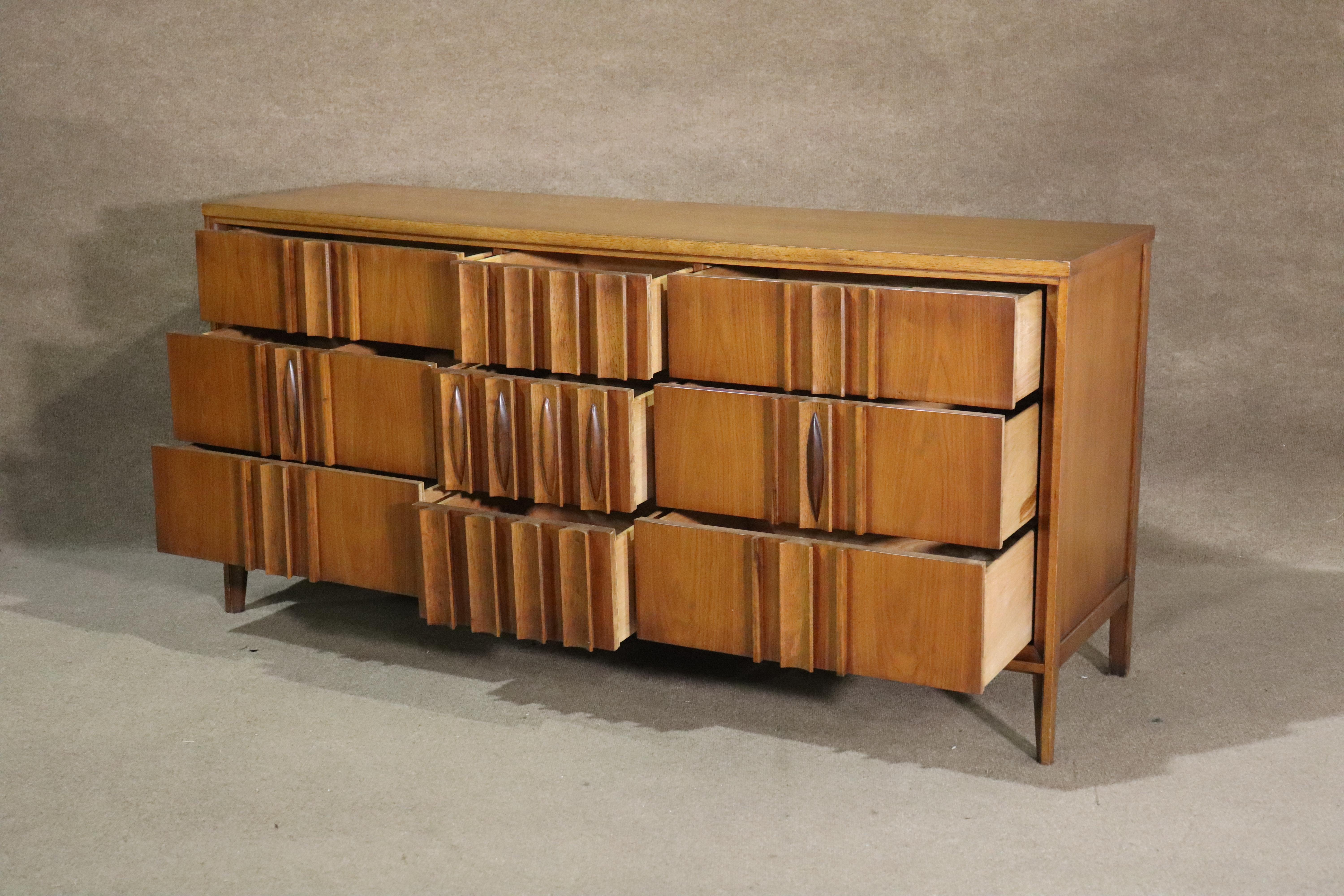 Mid-century modern long dresser by Thomasville. Nine total drawers with sculpted front and warm walnut grain.
Please confirm location NY or NJ