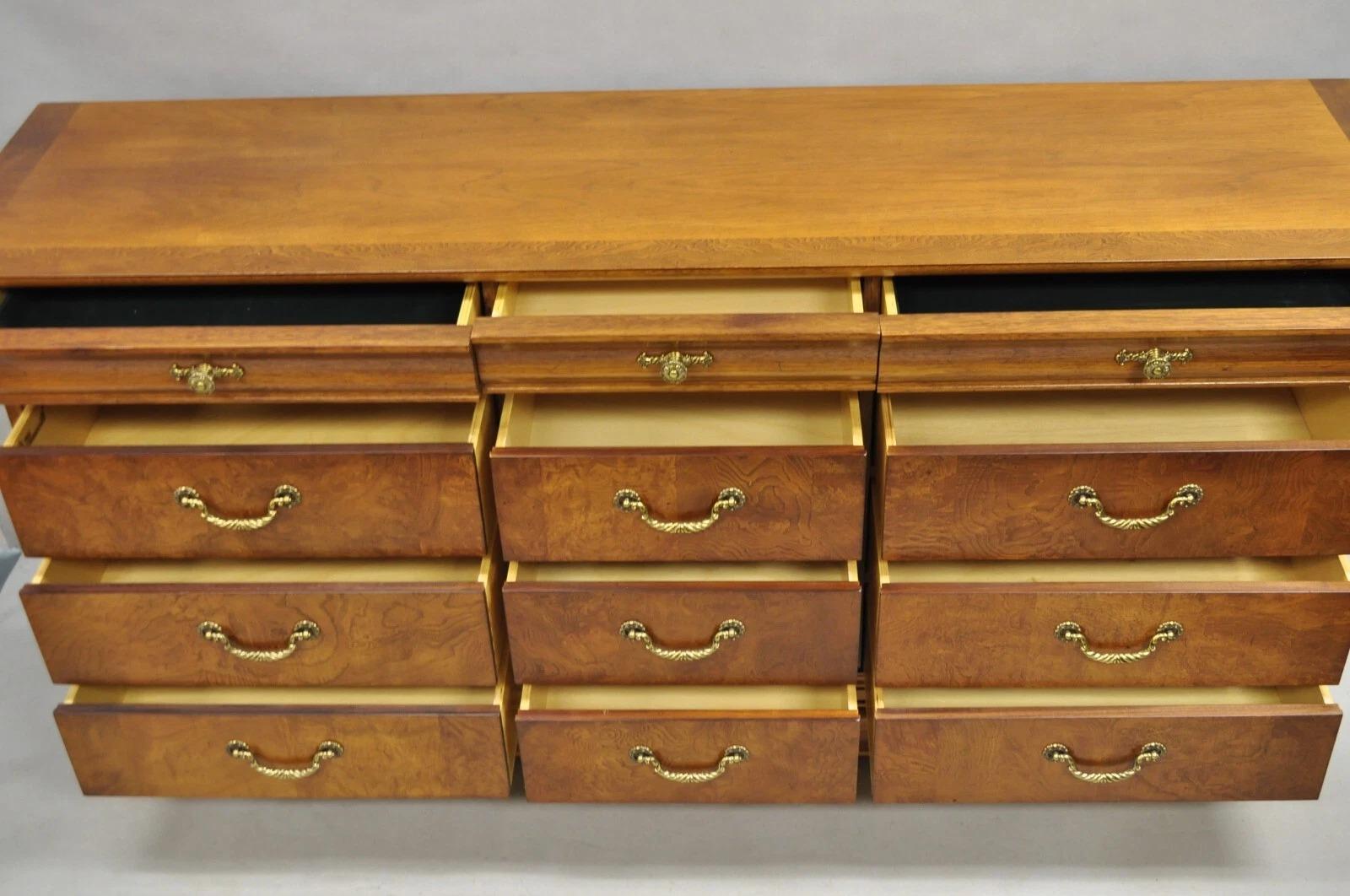 Thomasville Elysee French Country Burl Wood 12 Cassetti Credenza in vendita 3