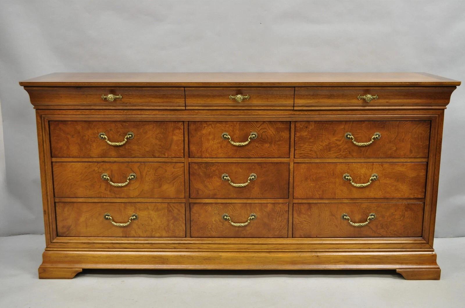 Inviaci un messaggio con il tuo codice postale per richiedere un preventivo per la spedizione negli Stati Uniti.

Thomasville Elysee French Country Burl Wood 12 Cassetti Credenza. L'articolo presenta 2 cassetti foderati in feltro verde, ferramenta