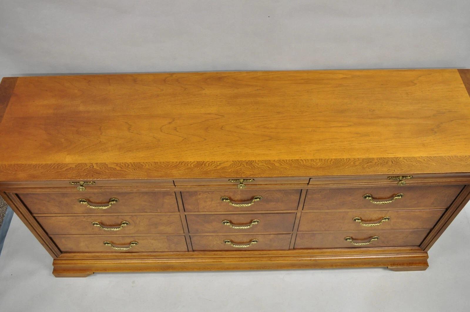 Thomasville Elysee French Country Burl Wood 12 Cassetti Credenza In condizioni buone in vendita a Philadelphia, PA