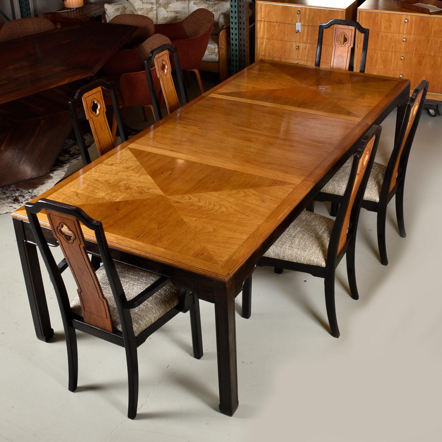 Dining set comes with dining table and 6 chairs as pictured.

Vintage Thomasville Embassy expanding dining table. The table is 68″ long without leaves, allowing it to host six guests even at it’s most compact size. Two 16″ wide leaves are included.