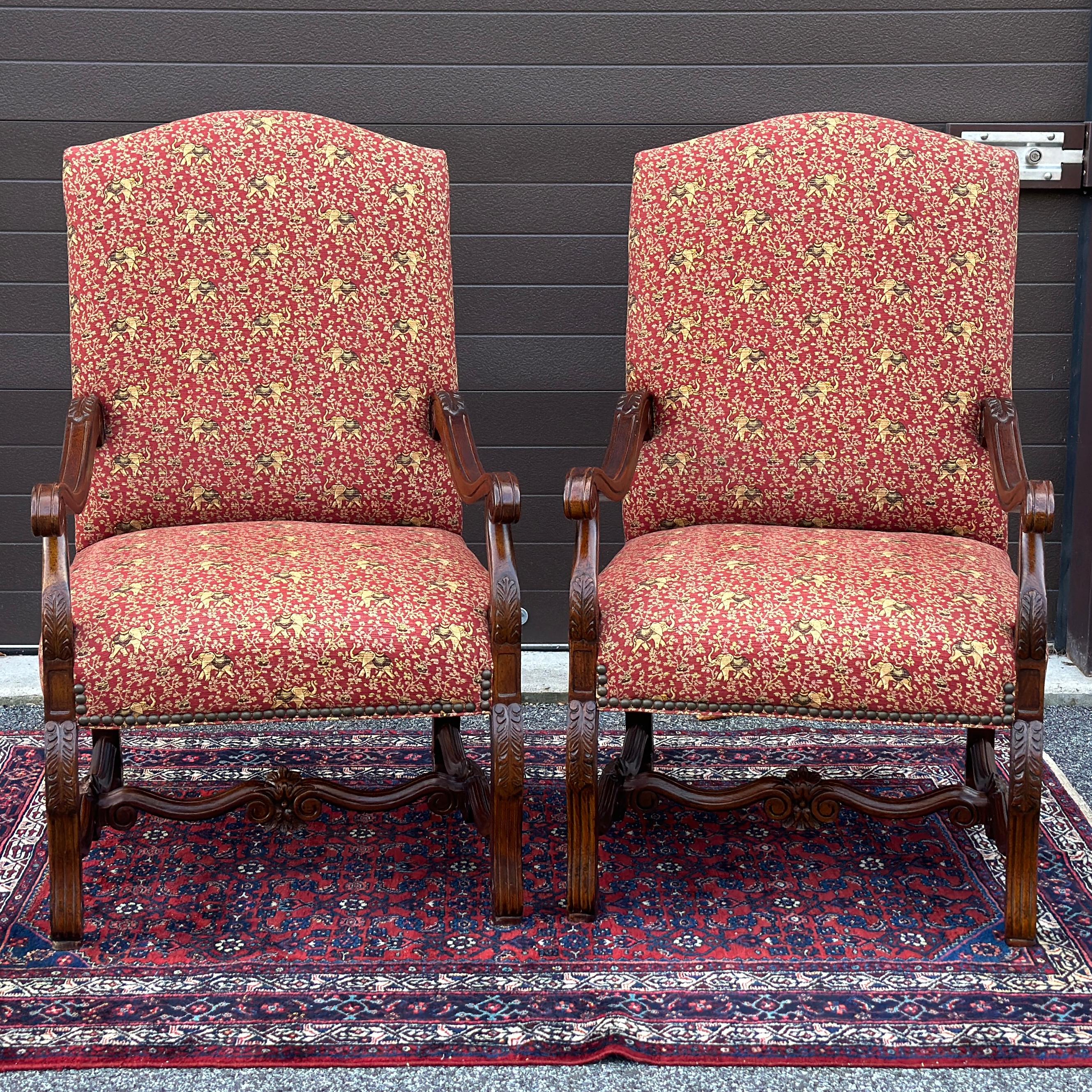 Ein Paar Thomasville French Country Oversized Fireside Armchairs mit wunderschön geschnitztem, freiliegendem Gestell und originaler Elefantenstamm-Polsterung mit großem Messing-Tack-Trim.
Sauberes Paar, bereit für die Platzierung!