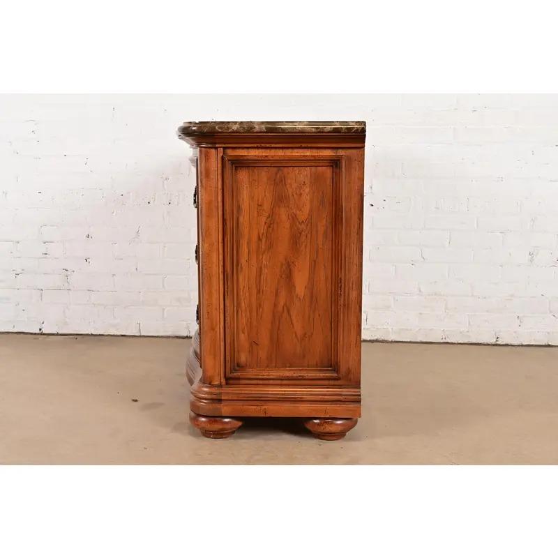 Thomasville Cassettone in legno di radica Louis Philippe con piano in marmo in vendita 3