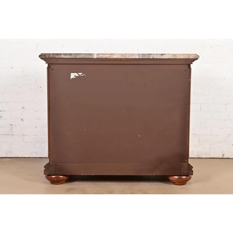 Thomasville Cassettone in legno di radica Louis Philippe con piano in marmo in vendita 4