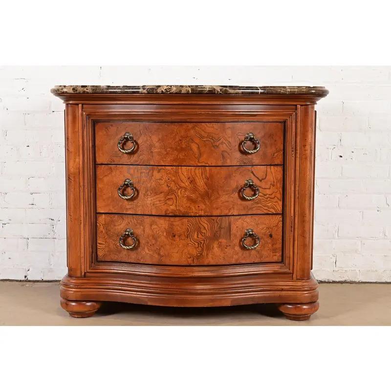 Un bellissimo comò, commode o cassettiere a tre cassetti in stile Impero francese o Louis Philippe

Da Thomasville

Stati Uniti, fine del XX secolo

Splendido legno di radica, con piano in marmo spesso e smussato e ferramenta originale in