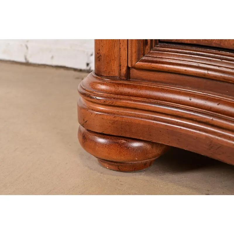 Thomasville Cassettone in legno di radica Louis Philippe con piano in marmo in vendita 1