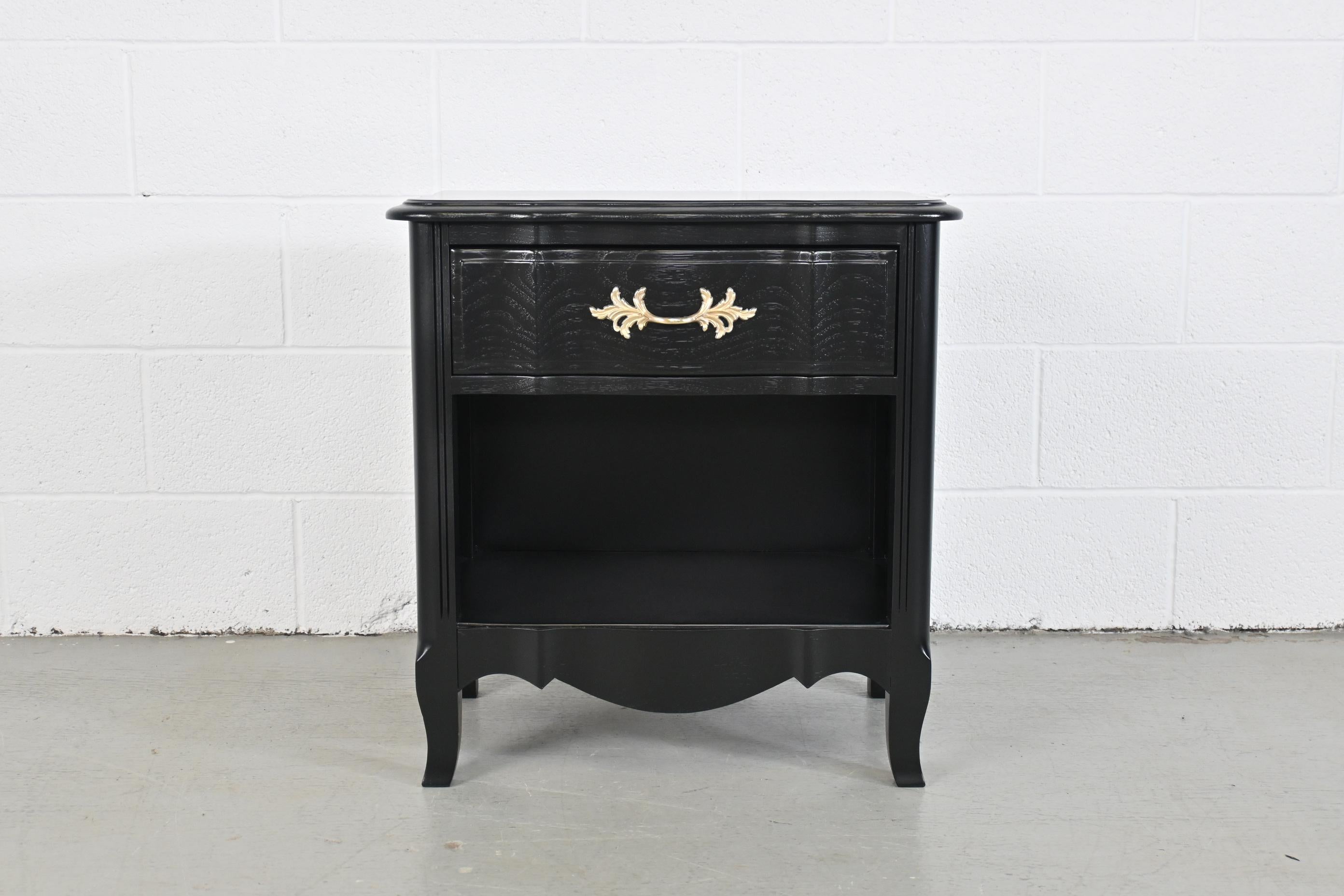Thomasville French Provincial Black Lacquered Nightstands, Pair For Sale 2