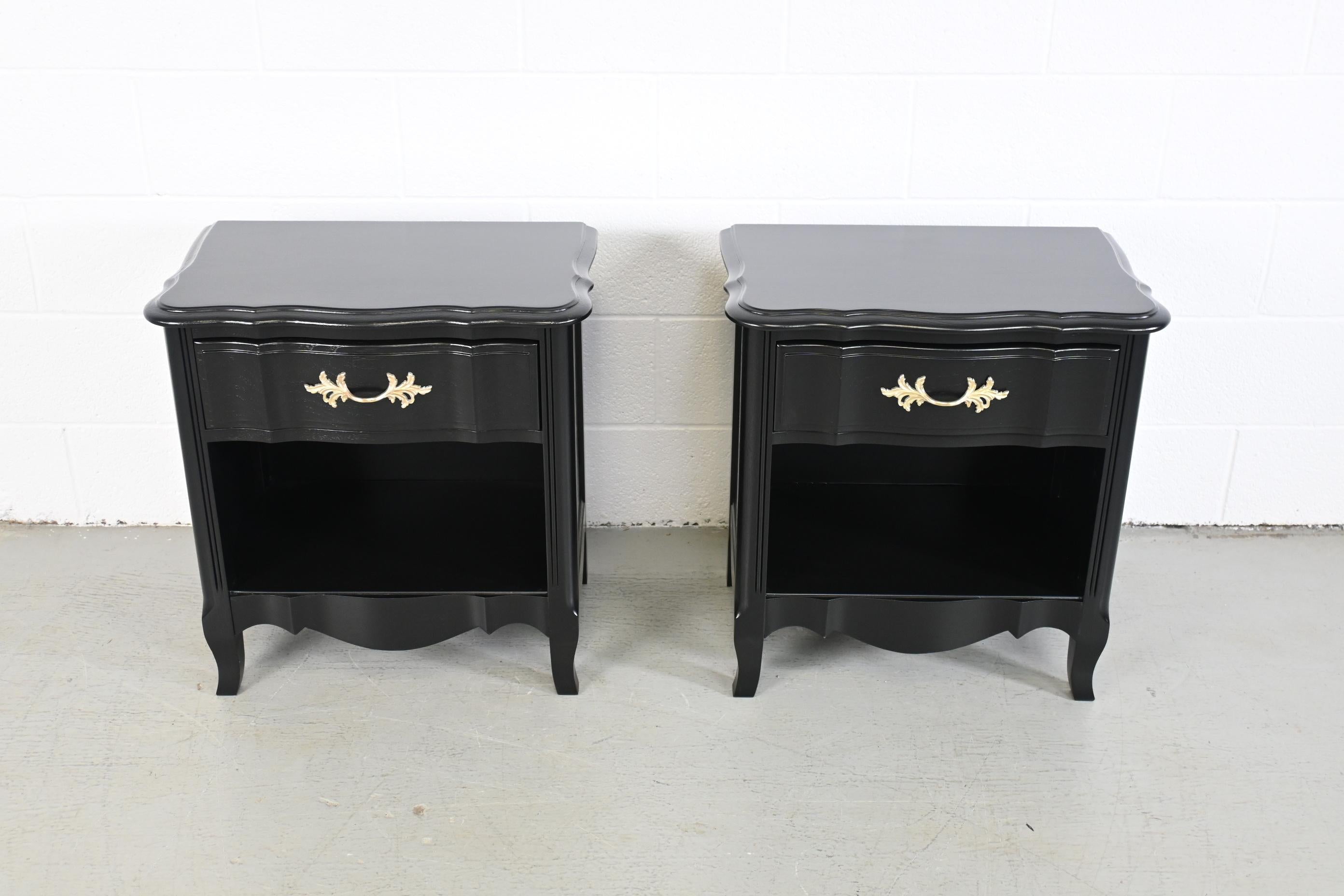 Thomasville furniture black lacquered french provincial nighstands, a Pair.

Thomasville Furniture, USA, 1980s.

Measures: 23.88 wide x 15.25 deep x 24.75 high.

French provincial style black lacquered pair of nightstands with one drawer and